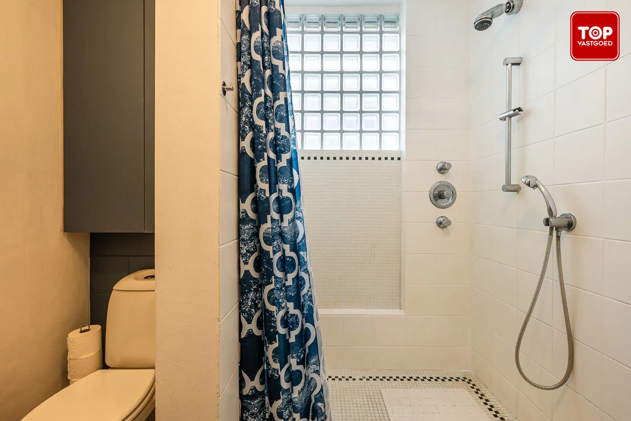 Authentieke en ruime woning met 3 slaapkamers, groot atelier en zonnige tuin foto 6