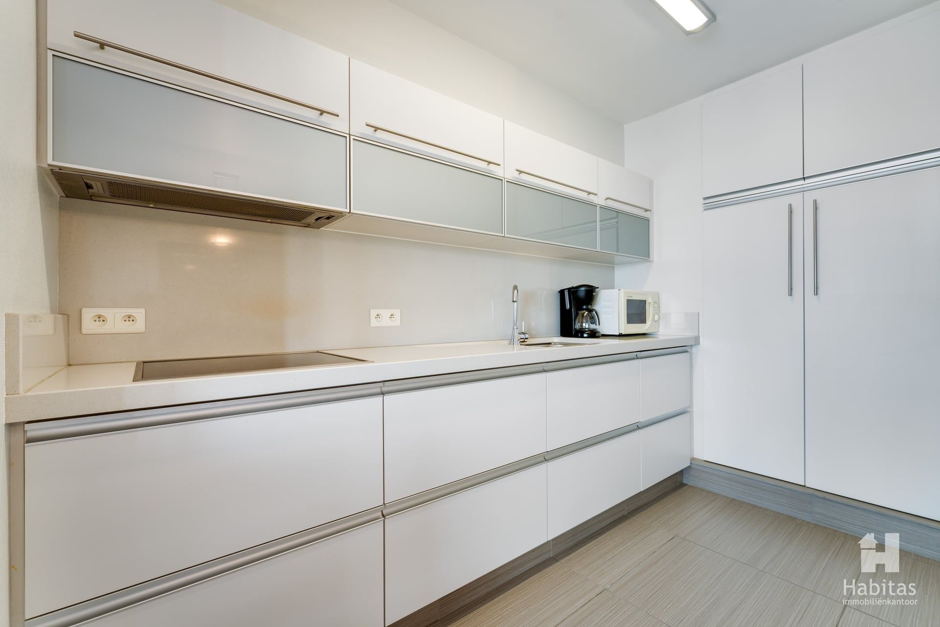 Bijzonder ruim en vernieuwd appartement met breed frontaal zeezicht foto 6