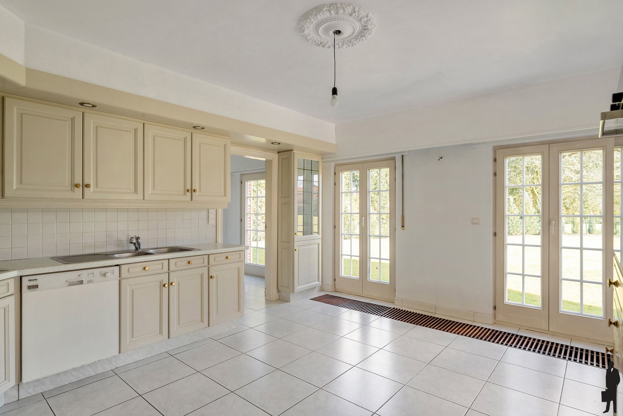 Riante villa met 4 slpk. op perceel van 2.543m²  foto 8