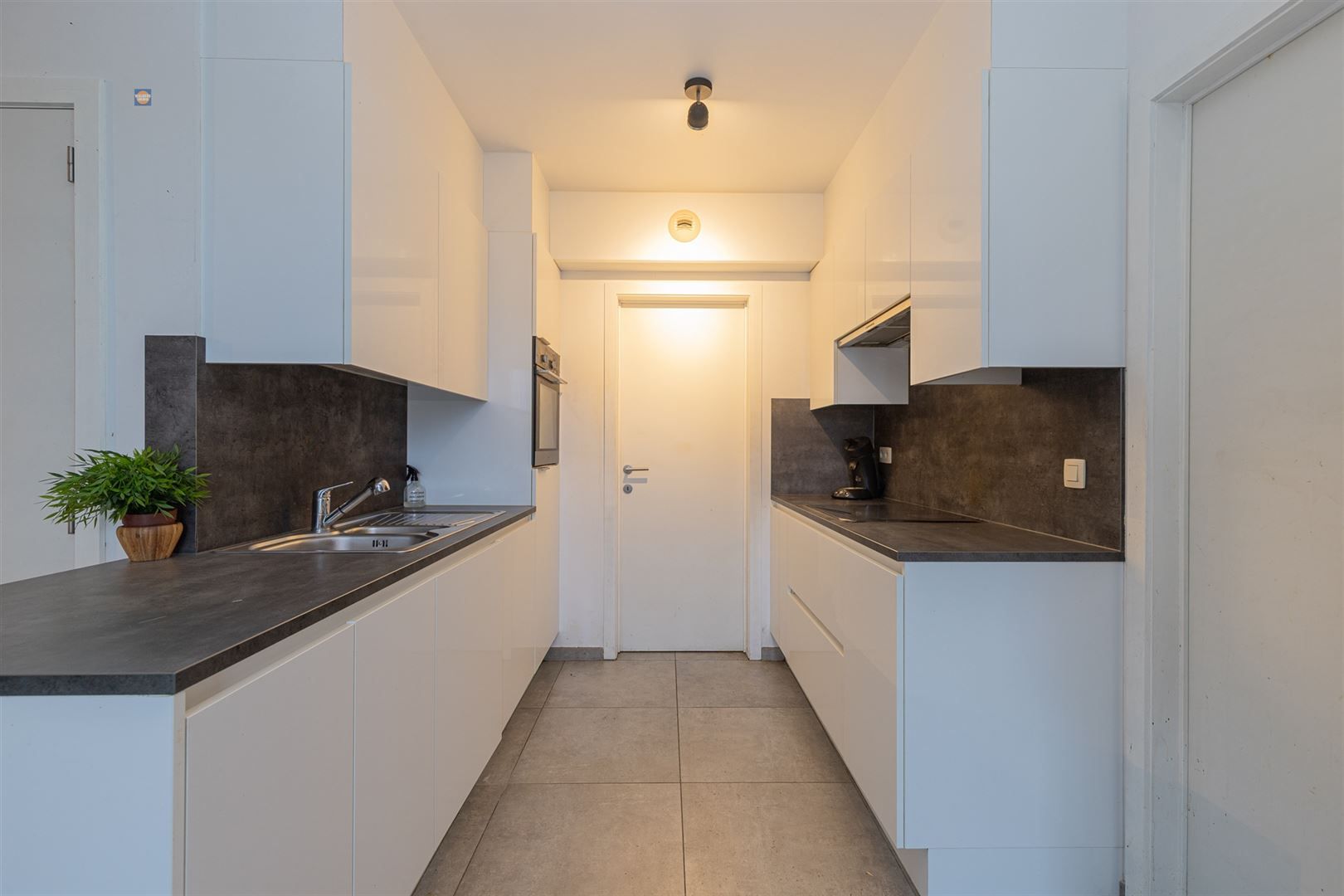 Ruim 3-slpk appartement met 2 autostaanplaatsen foto 4