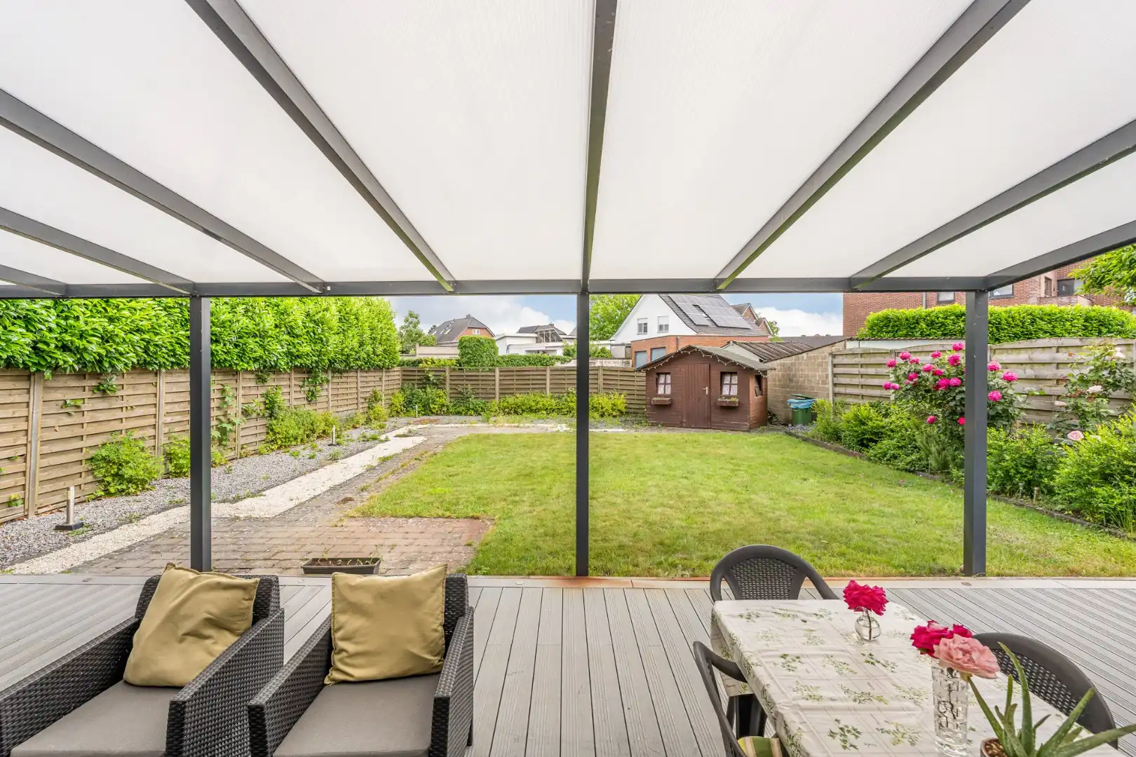Een verrassend ruime half-vrijstaande stadswoning op perceel van 4a23ca. foto 30