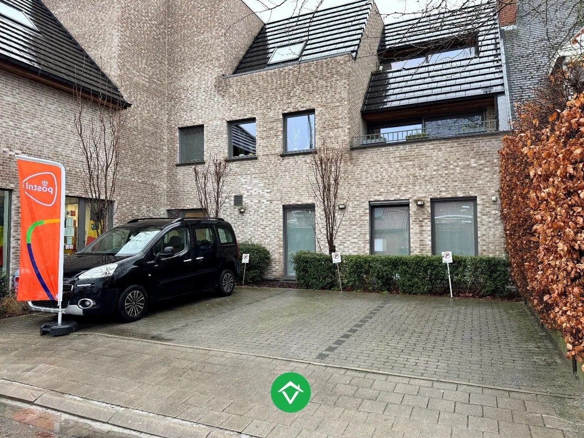 Centraal gelegen handelsruimte met 3 autostandplaatsen te Izegem foto 7