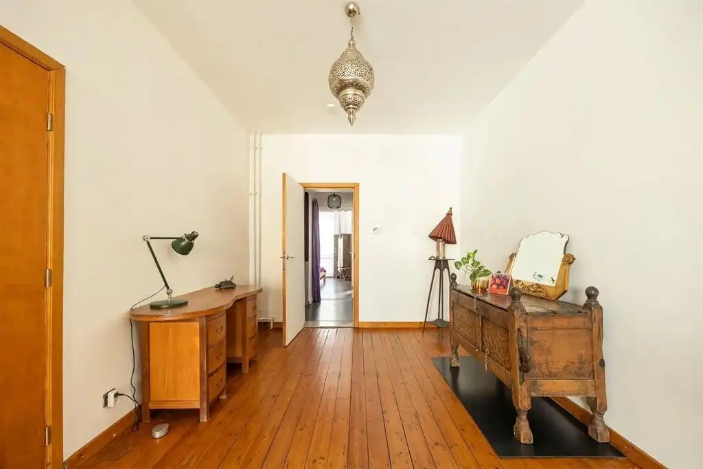 Ruime gezinswoning met groene stadskoer foto 2