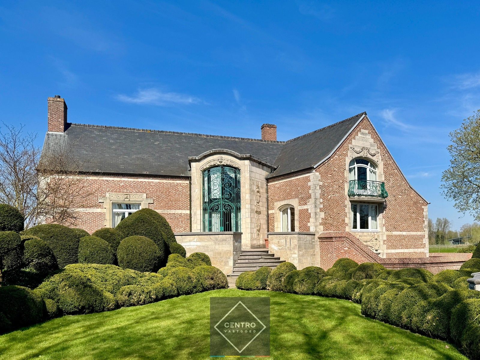 Unieke VILLA (bj. 1985) met 4/5 slpkms, 2 badkms, 2 keukens en een dubbele garage in een prachtig natuurgebied te Roeselare. Een echt architecturaal pareltje in het groen (alle privacy en rust)! foto 2