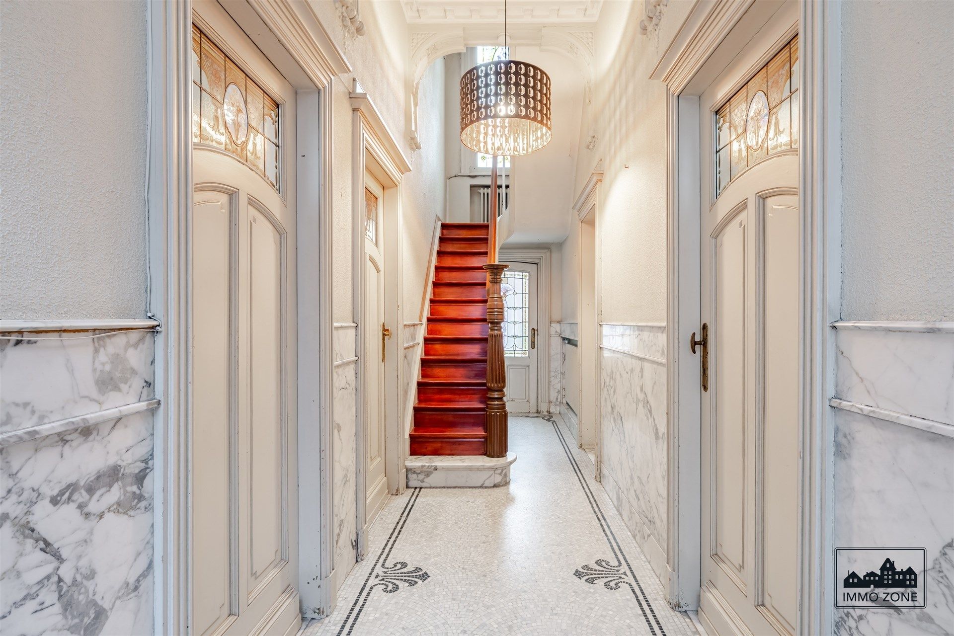 Herenhuis met dubbele garage op steenworp van Grote Markt foto 2