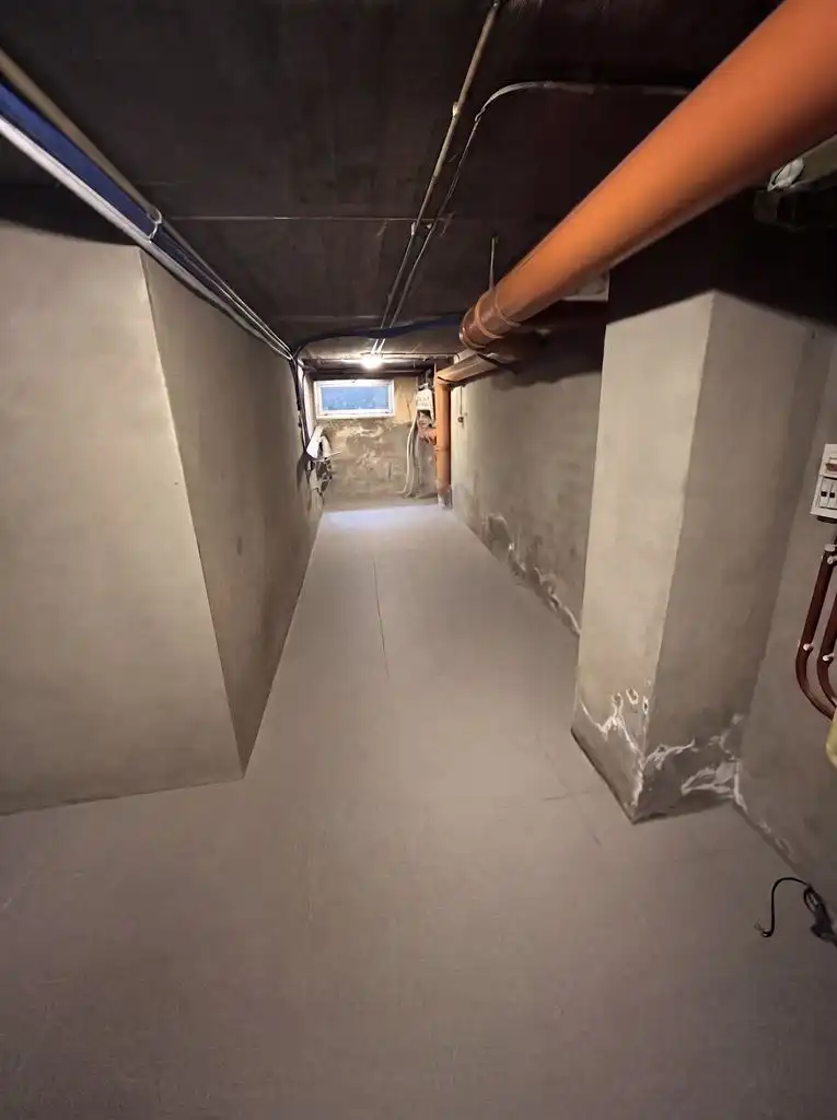 Instapklaar gelijkvloers appartement met 2 slaapkamers, koer en kelderberging, gelegen in het centrum van Maaseik. foto 11