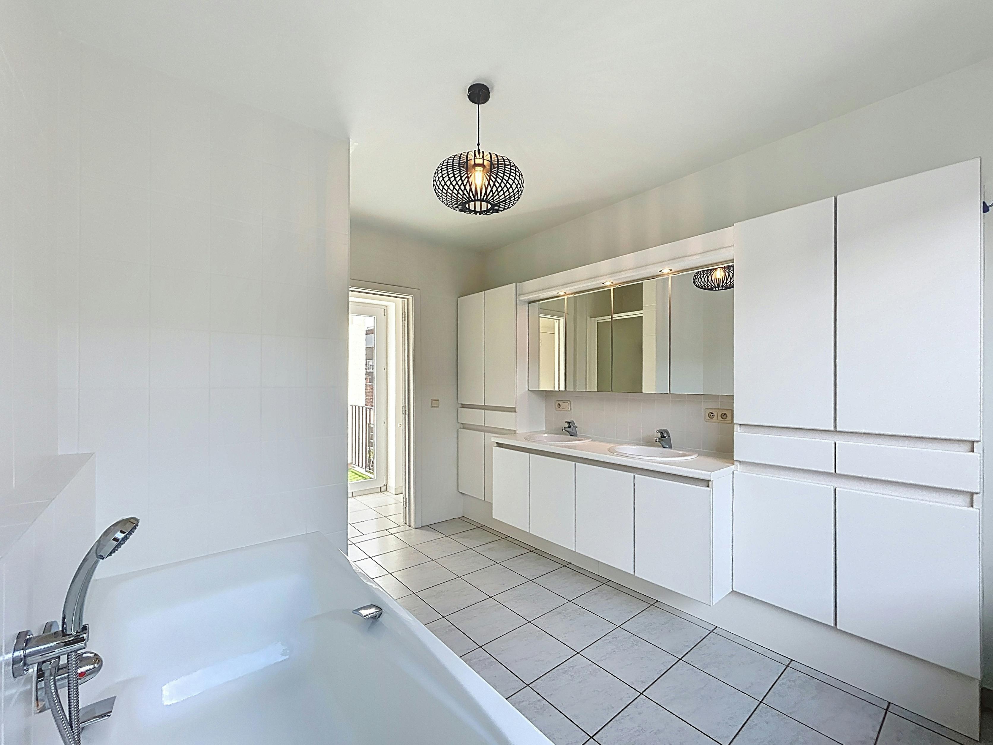 Ruim gerenoveerd appartement te huur aan de Leie te Kortrijk foto 9