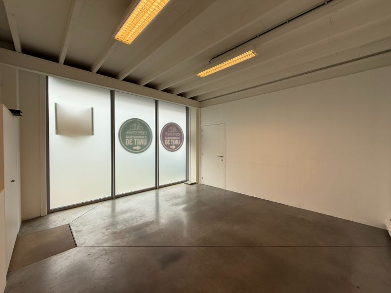 Modern bedrijfsgebouw met magazijn en kantoren foto 14