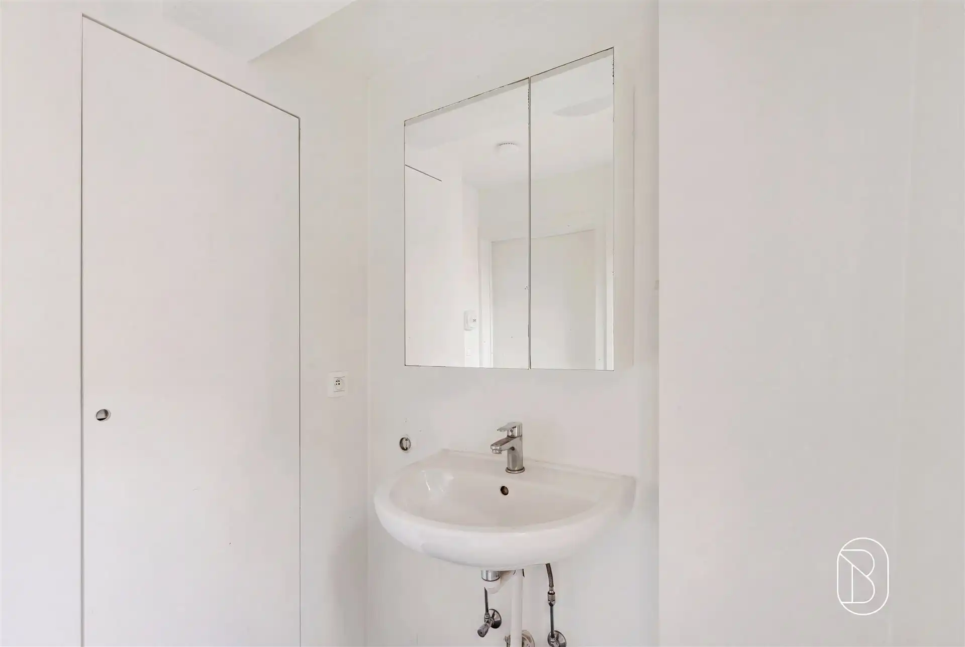 Handelspand + 2 gerenoveerde appartementen hartje Kortrijk foto 21