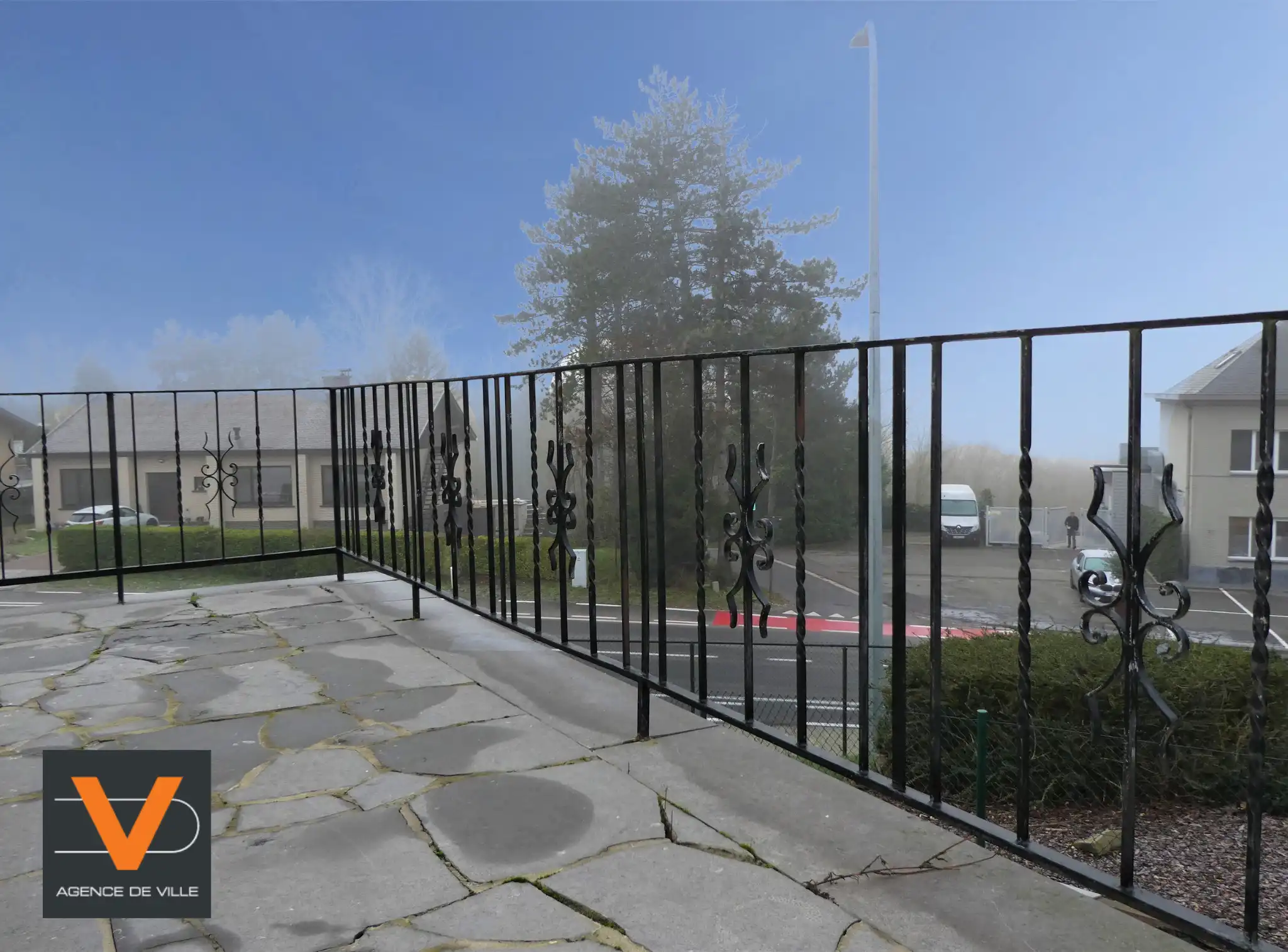 Prachtige koppelwoning met zonnig terras van 16m² en 2 autostaanplaatsen. Veel lichtinval door de grote ramen. foto 27