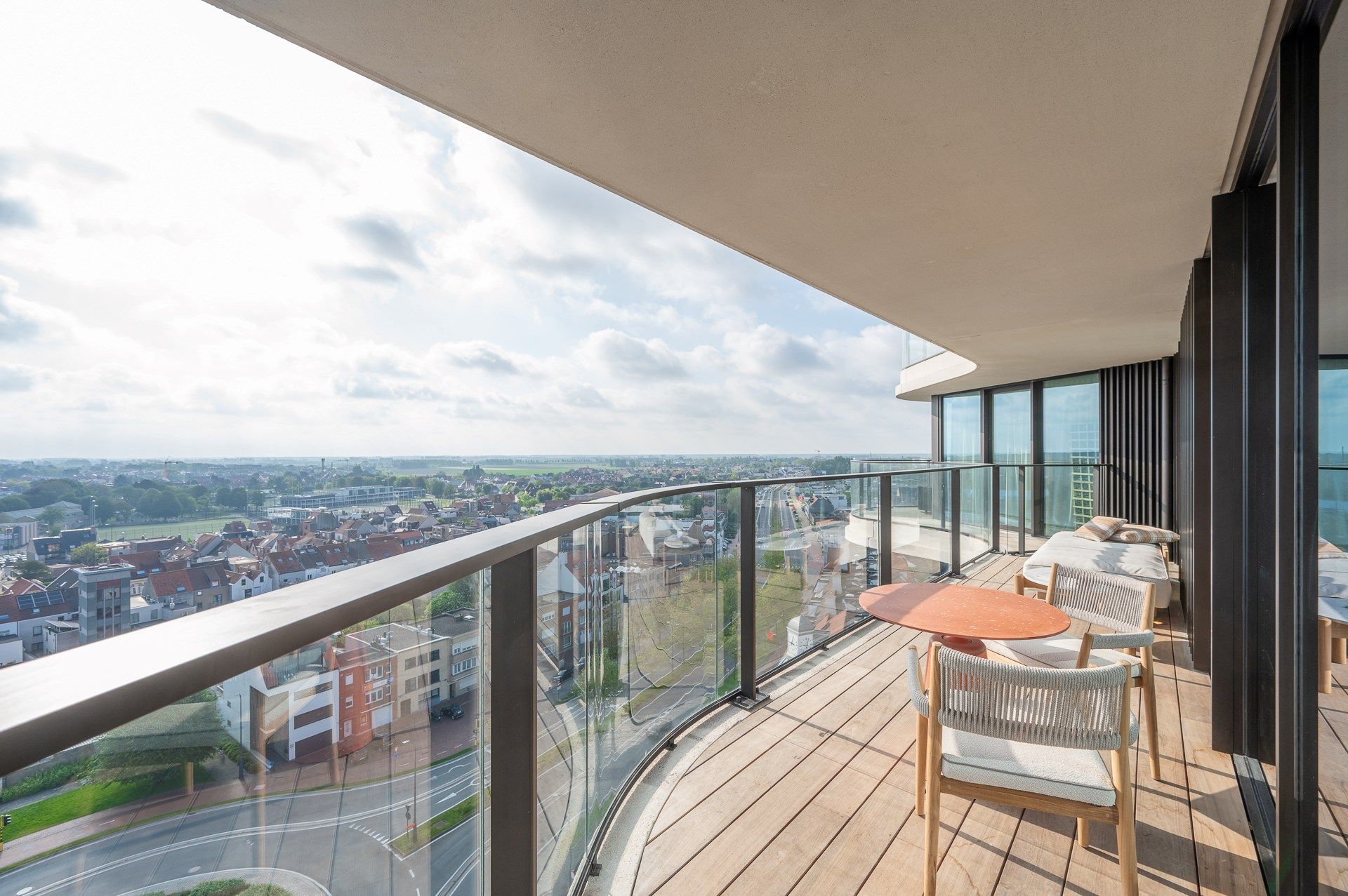 Luxueus appartement met zeer ruim terras gelegen in de exclusieve residentie The Tower. foto 7