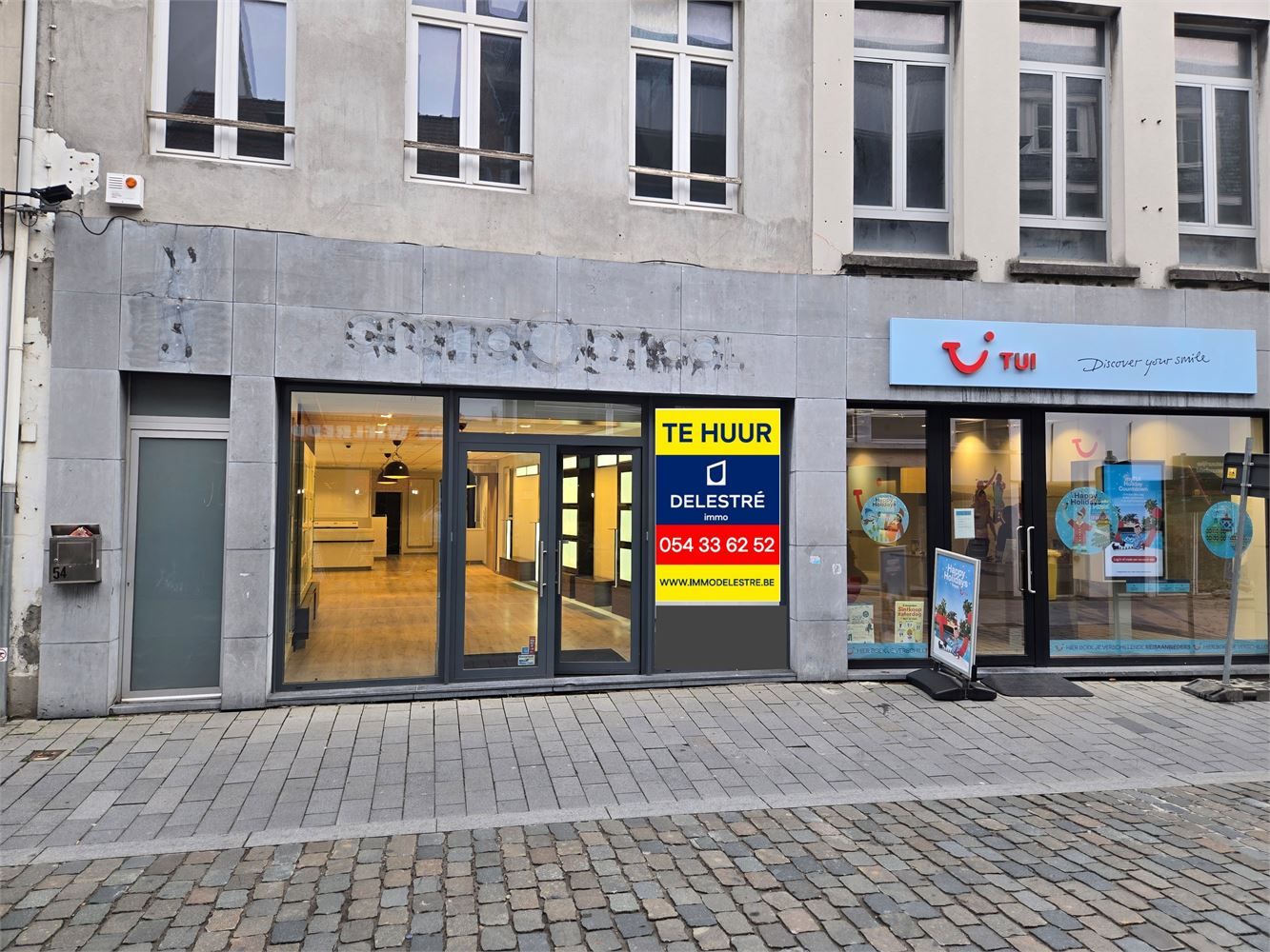 Ruim handelspand met brede vitrine in hartje Lier foto {{pictureIndex}}