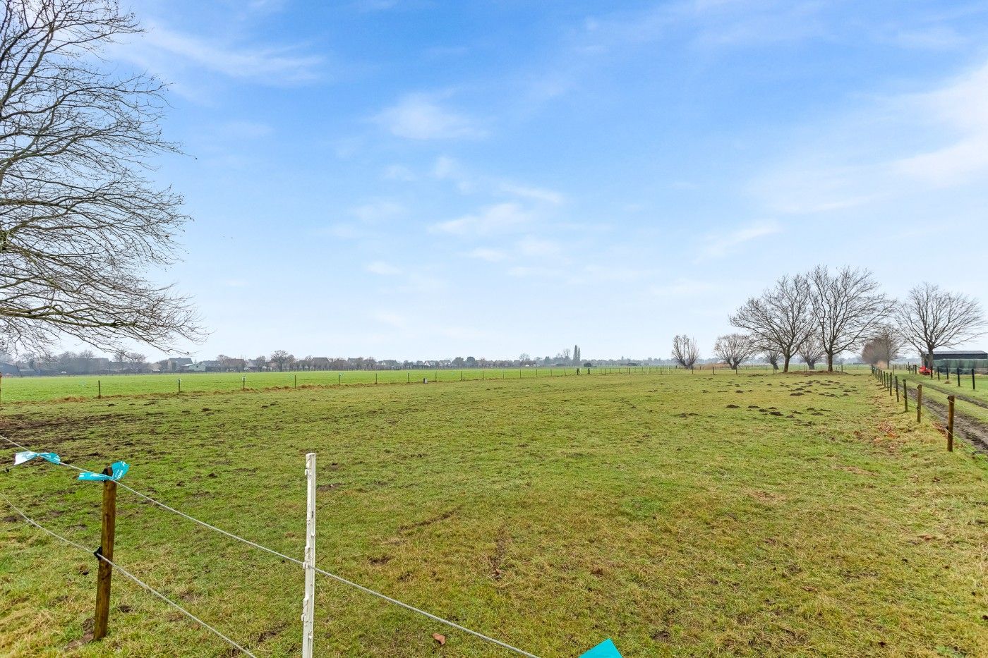 Mooi stuk weiland met 4 paardenstallen en rijpiste van ruim 1,5 hectare te koop in Hoevenen foto 20
