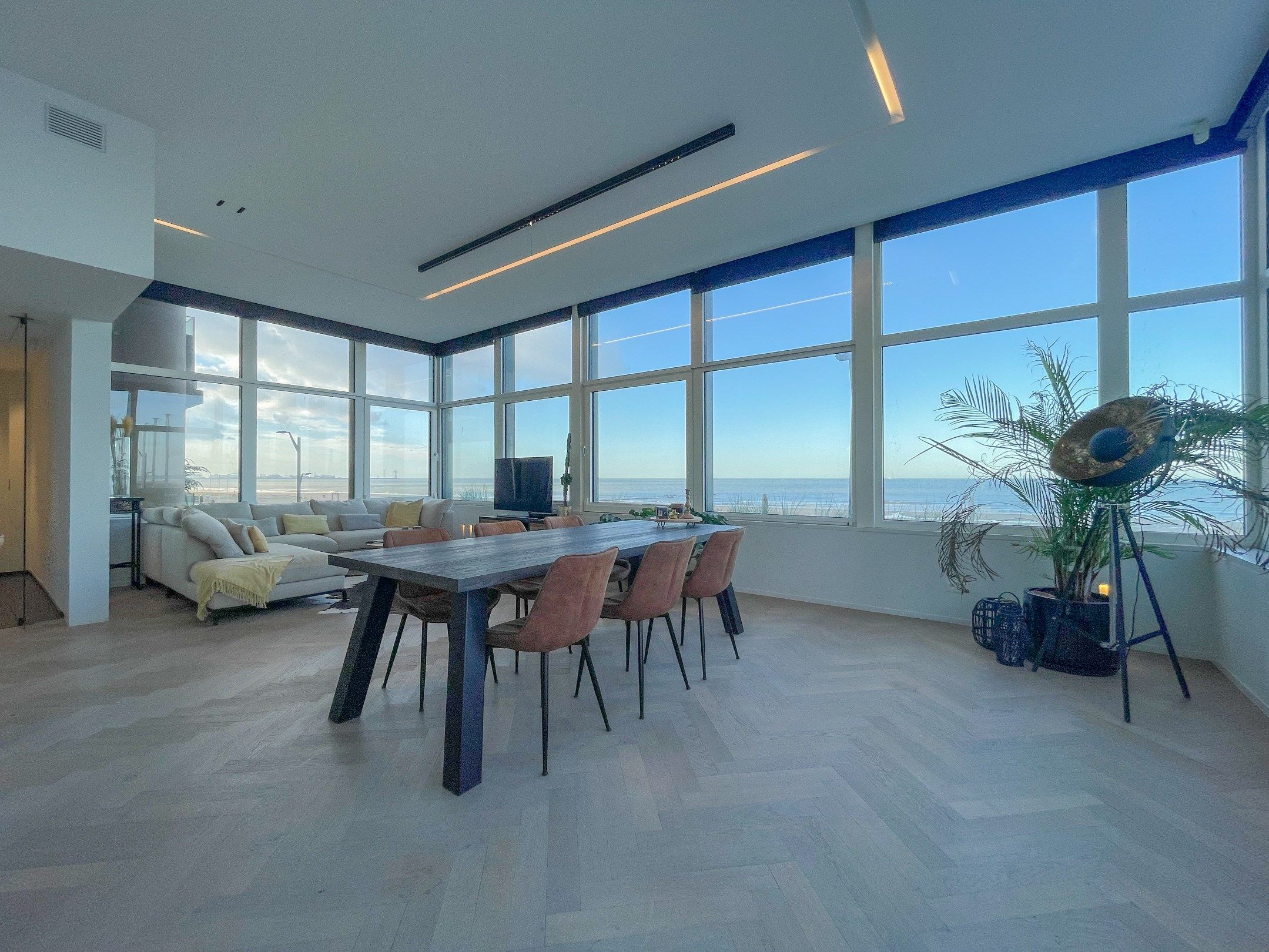 Uitzonderlijk, luxueus afgewerkt hoekappartement met frontaal zeezicht. foto 4