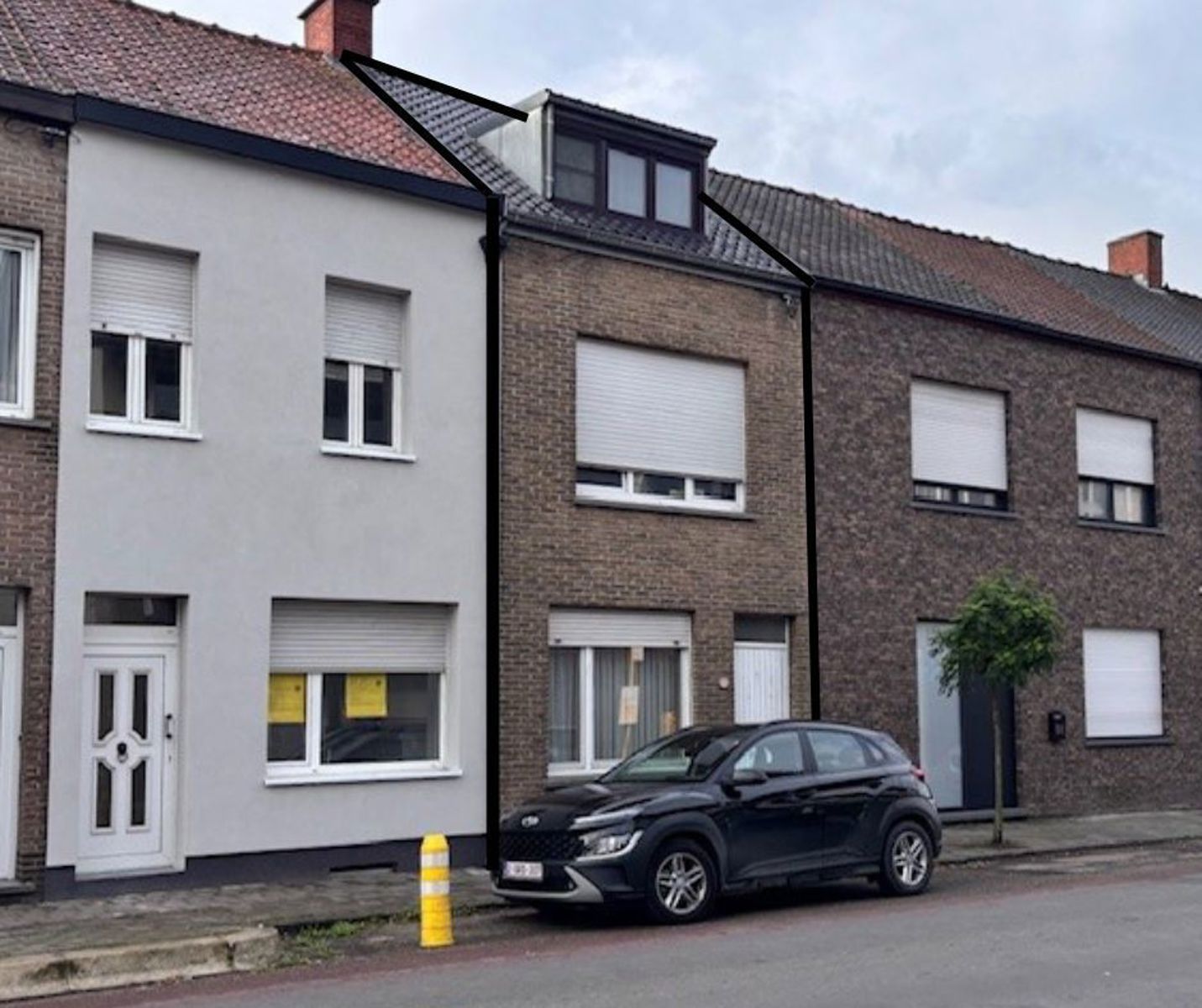 Hoofdfoto van de publicatie: Rijwoning met uitweg achteraan met carport in de directe nabijheid van scholen, centrum  en openbaar vervoer.