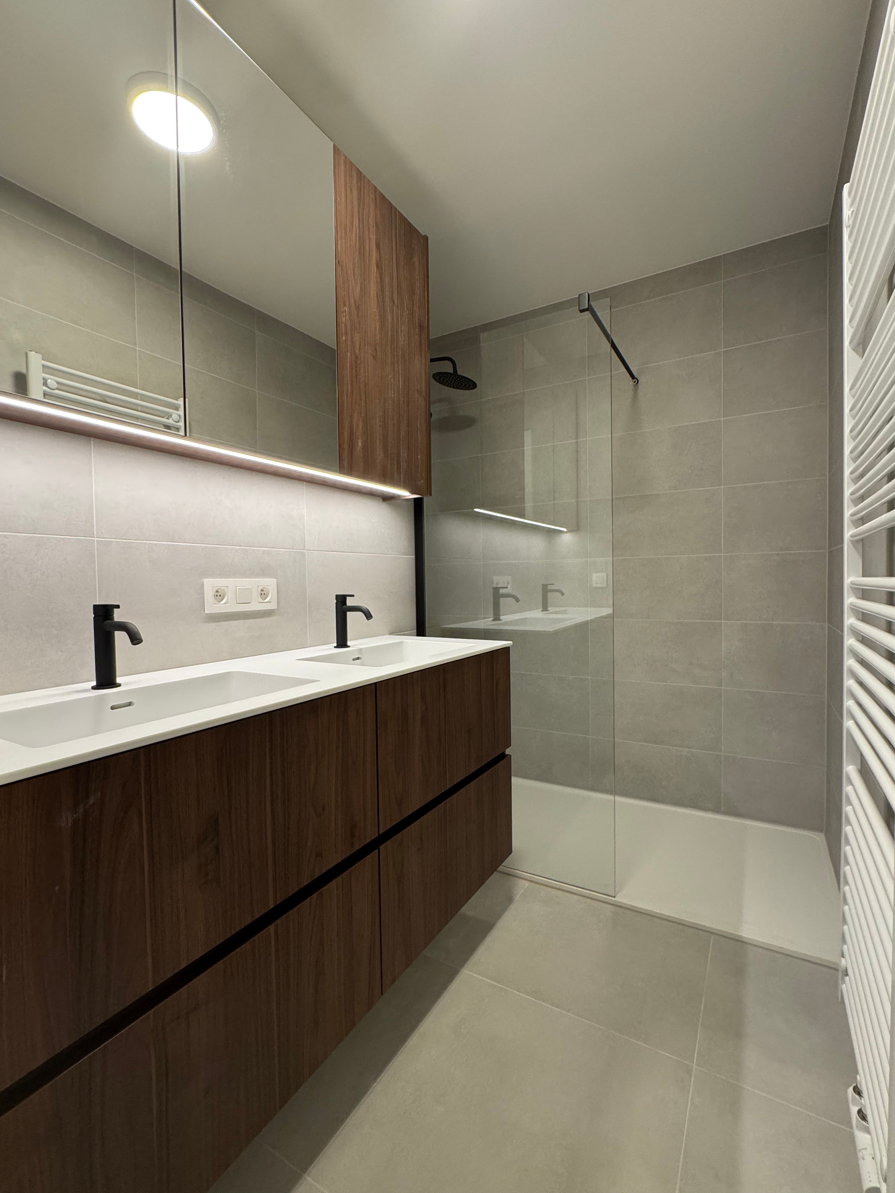 Stijlvol gerenoveerd appartement met 2 slaapkamers en terras foto 9