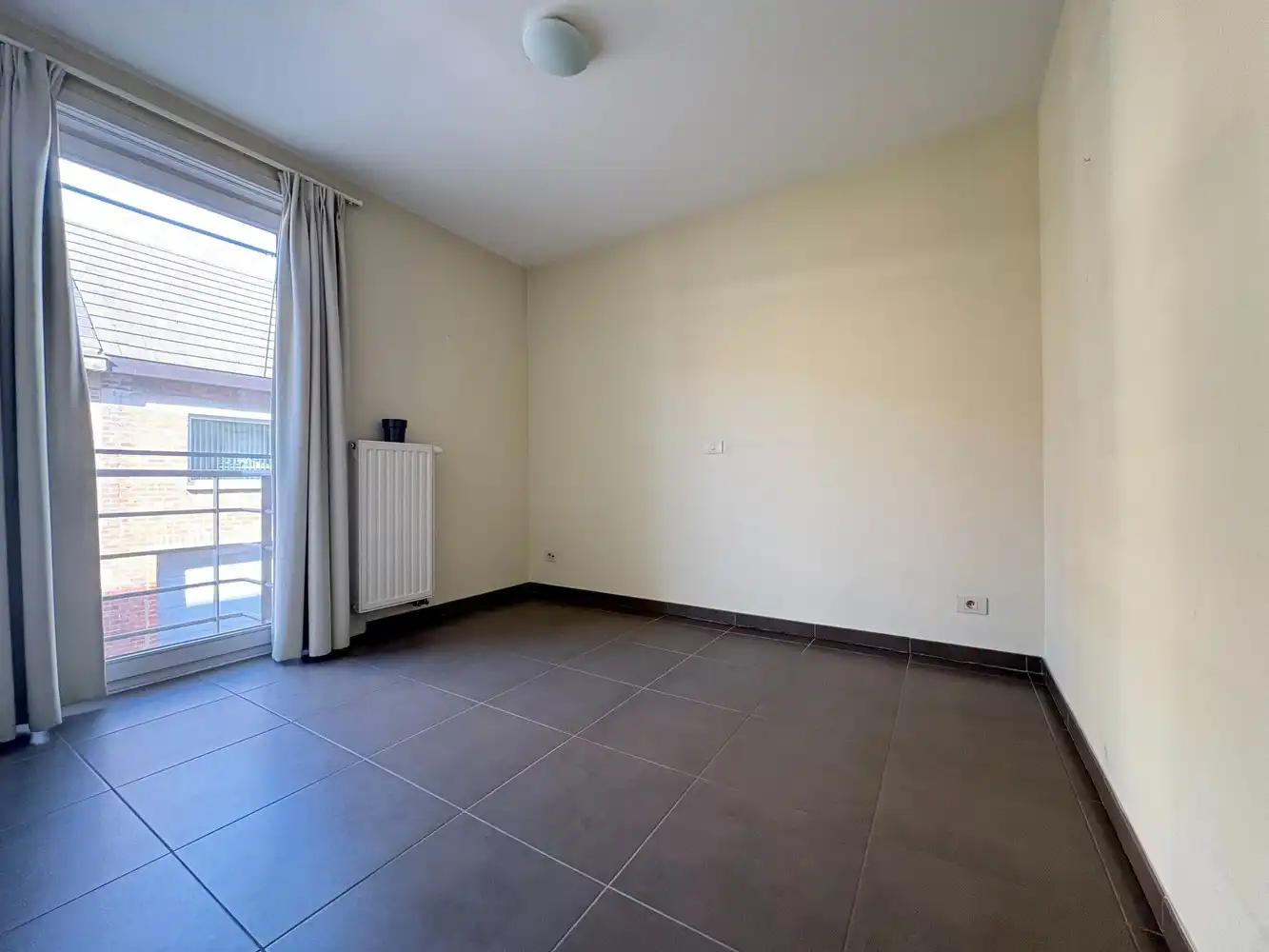 Lichtrijk appartement met twee slaapkamers + garage foto 6