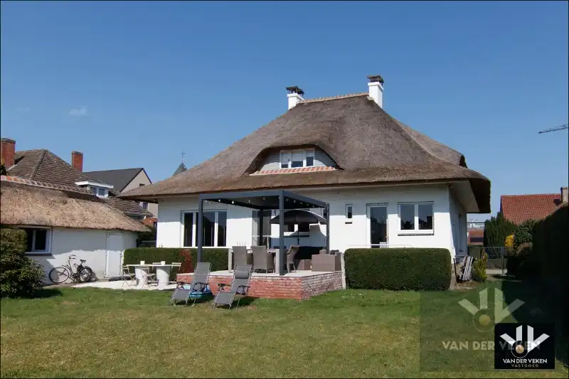 Stijlvol gerenoveerde gezinswoning met veel natuurlijke lichtinval en riante leefruimtes! foto 3