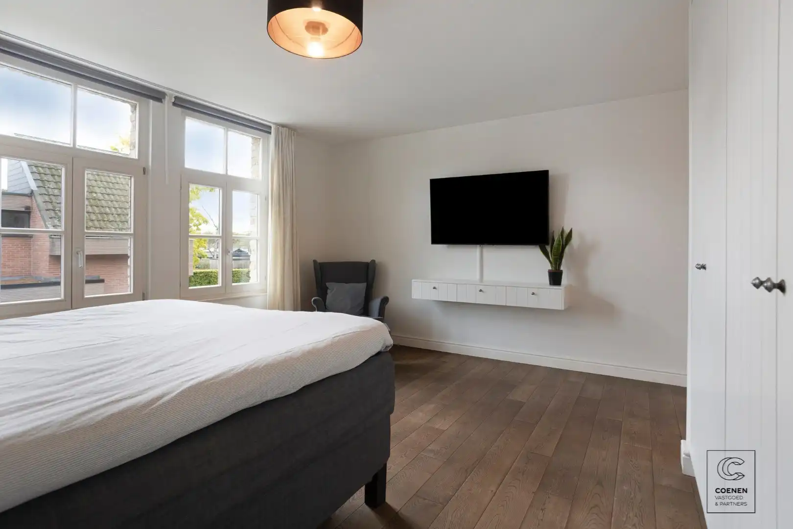 Prachtige woning met een bew. opp. van 302 m², 6 slpk, 3 bk en prachtige tuin met zwembad  foto 15