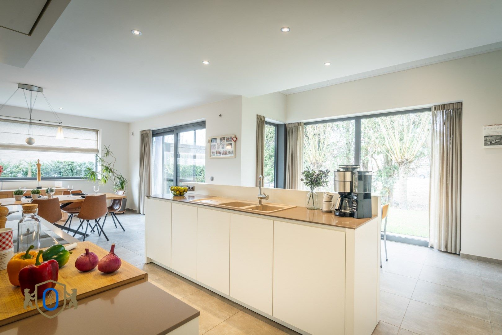 Hedendaagse villa met garage & tuin foto 8