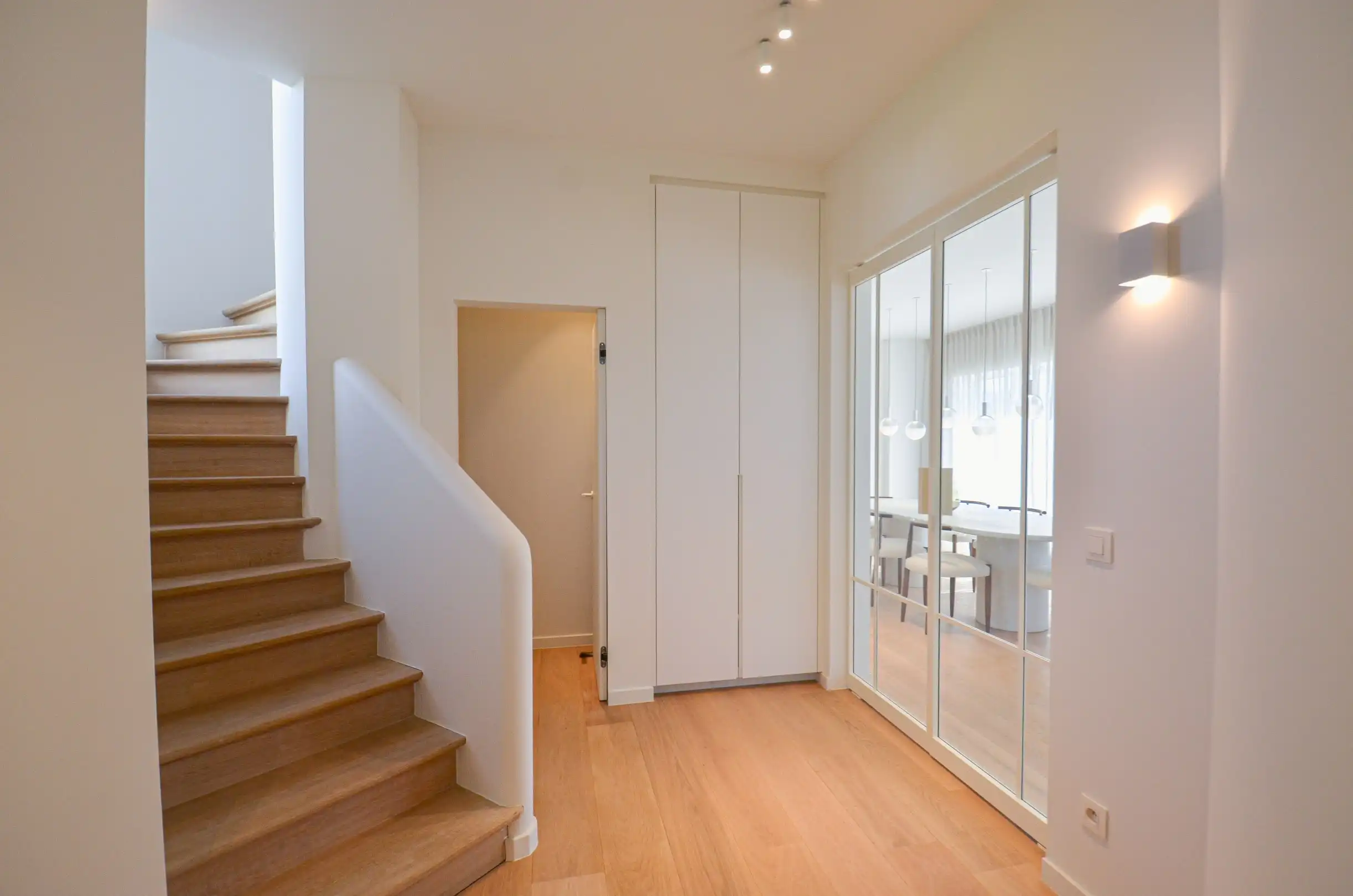 Exclusieve villa: Uitzonderlijk volledig gerenoveerde villa met frontaal zeezicht. foto 26