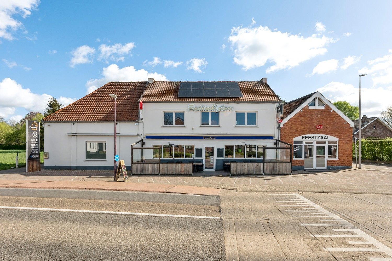 Handelspand met woonst en garage, centrumligging. foto 2