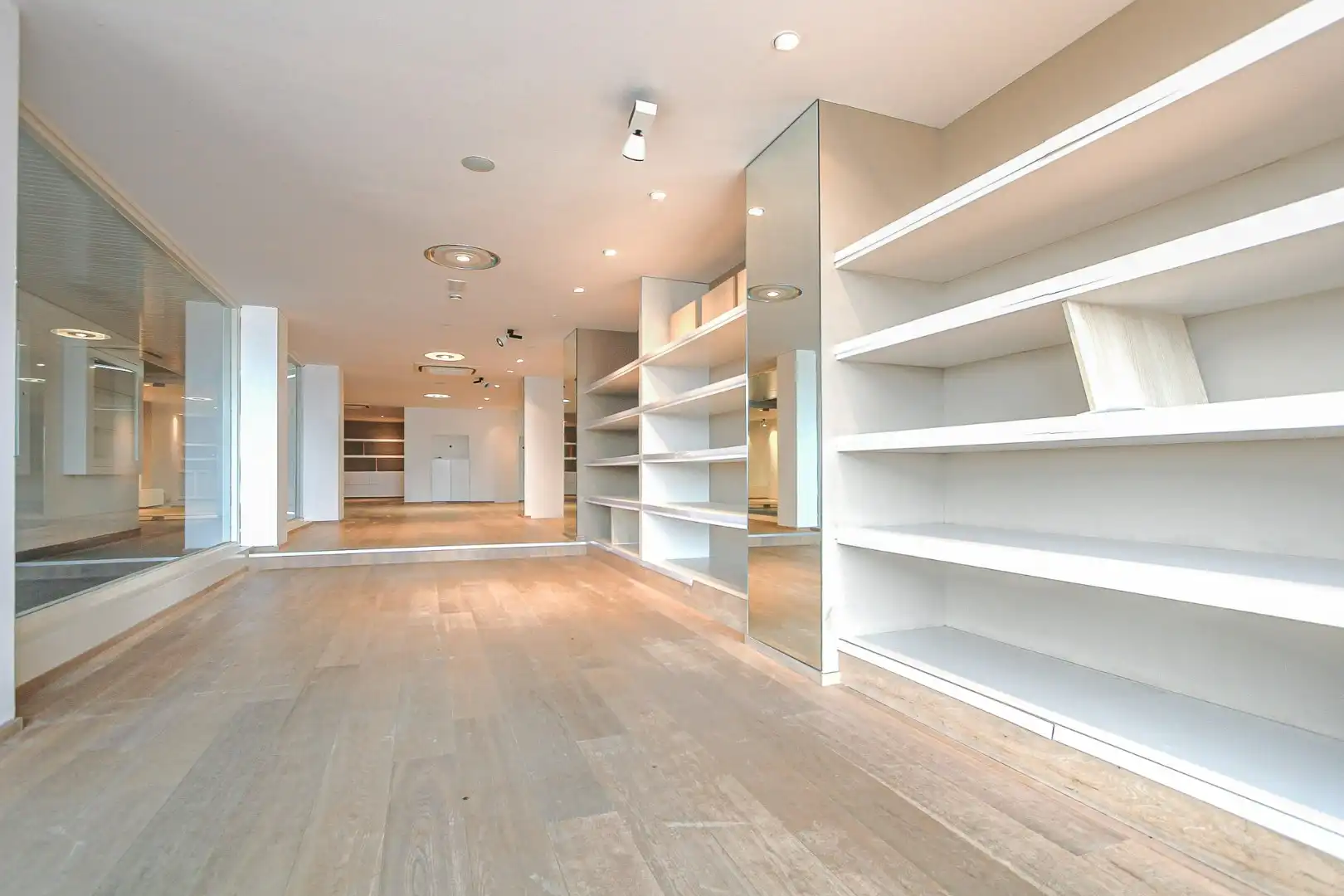 Verhuurd winkel te koop van 471 m² te Zeedijk  678-679 foto 9