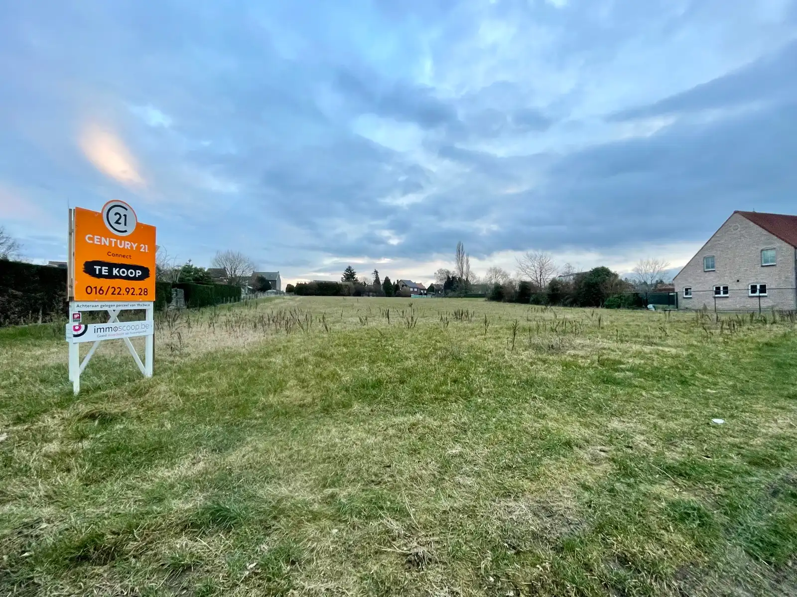 Achterin gelegen bouwgrond voor open bebouwing. foto {{pictureIndex}}