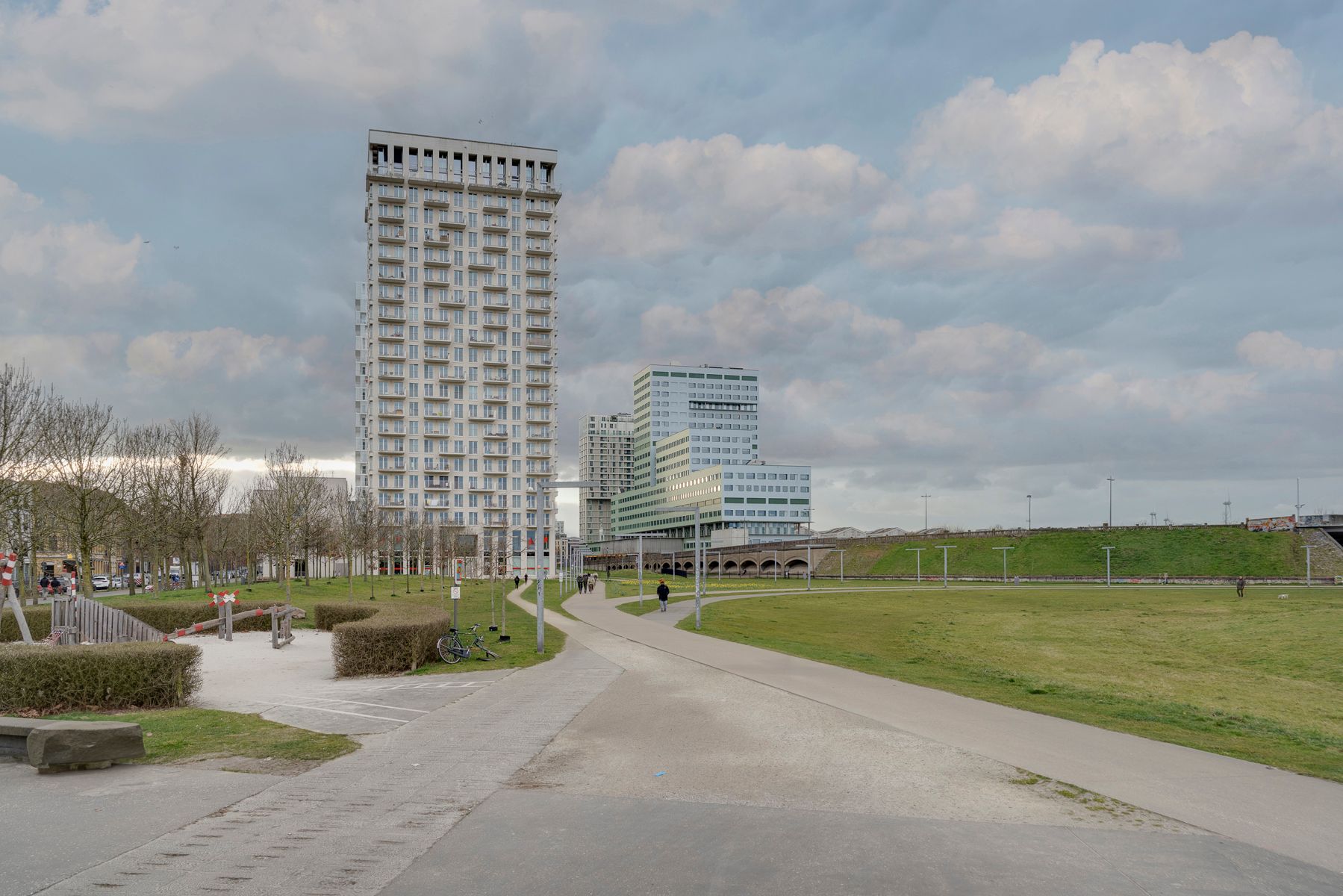 Modern appartement met terras aan Park Spoor Noord foto 6