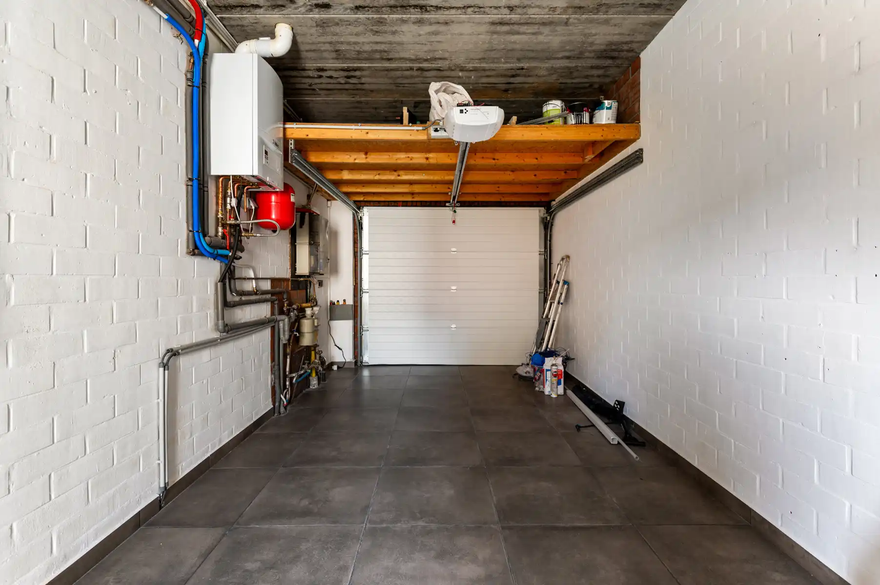 Instapklare gezinswoning met 4 slaapkamers, tuin en garage foto 28