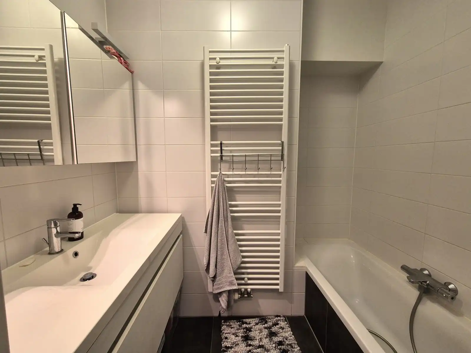 Grote glaspartij naar tuin/terras + recent esthetisch gebouw foto 11