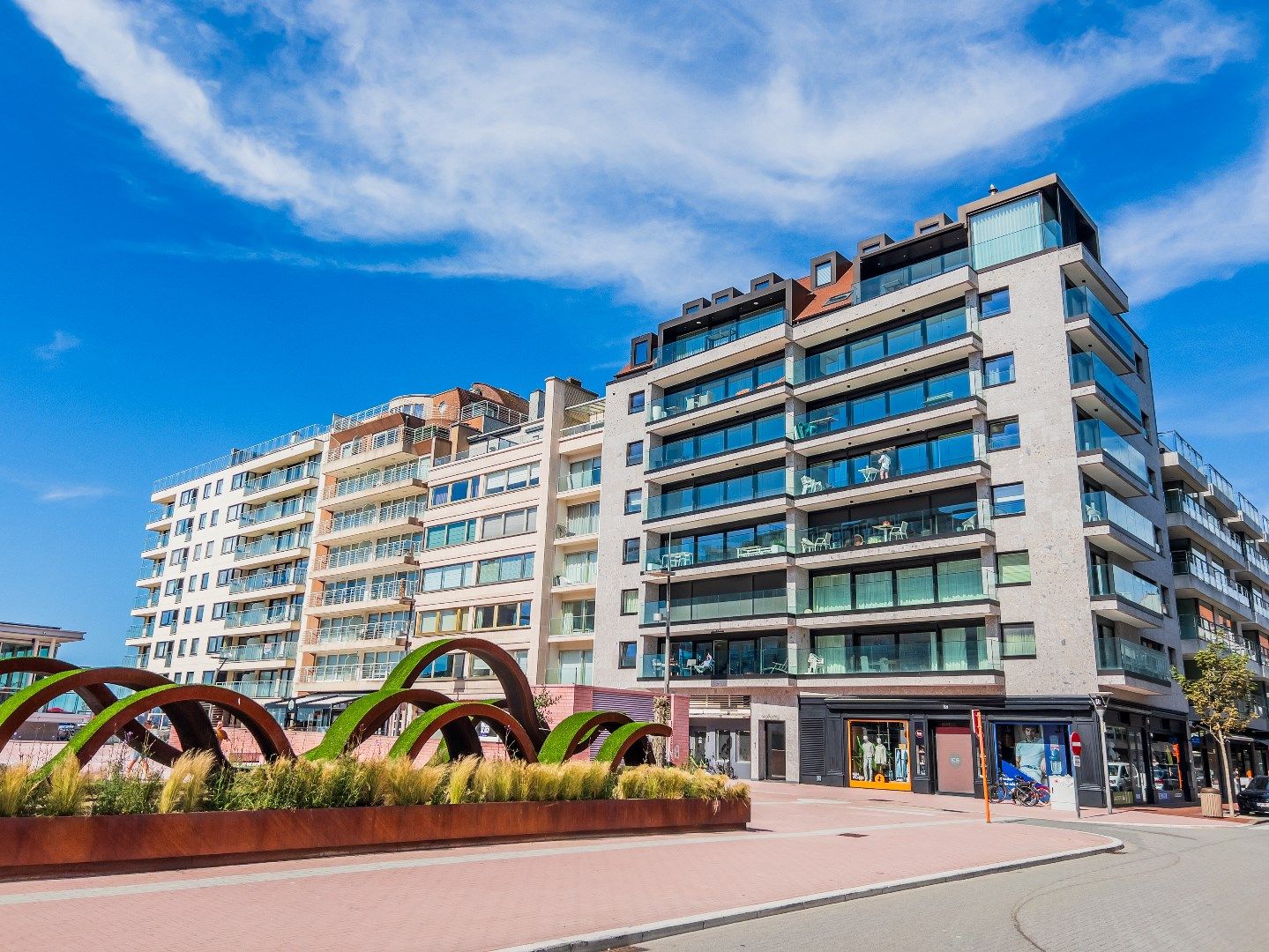 Exceptioneel hoekappartement (zuid -west oriëntatie 23 meter gevelbreedte) met OPEN zicht en zijdelings ZEEzicht aan het Lichttorenplein foto 1