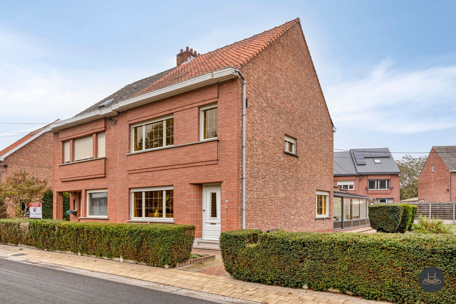 Halfopen woning met tuin en renovatiepotentieel foto 3