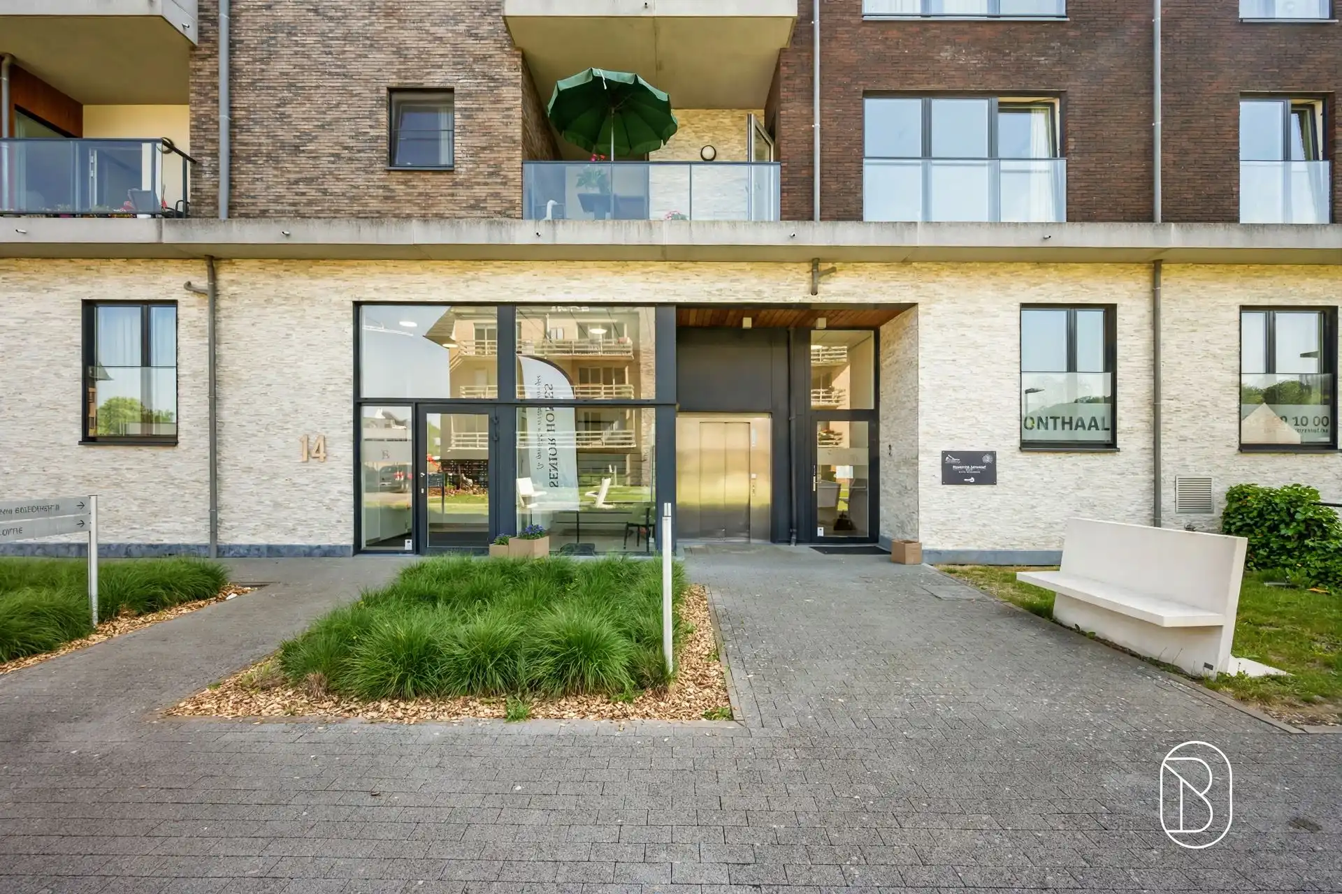 IDEALE INVESTERING! Moderne assistentieflat met terras foto 4