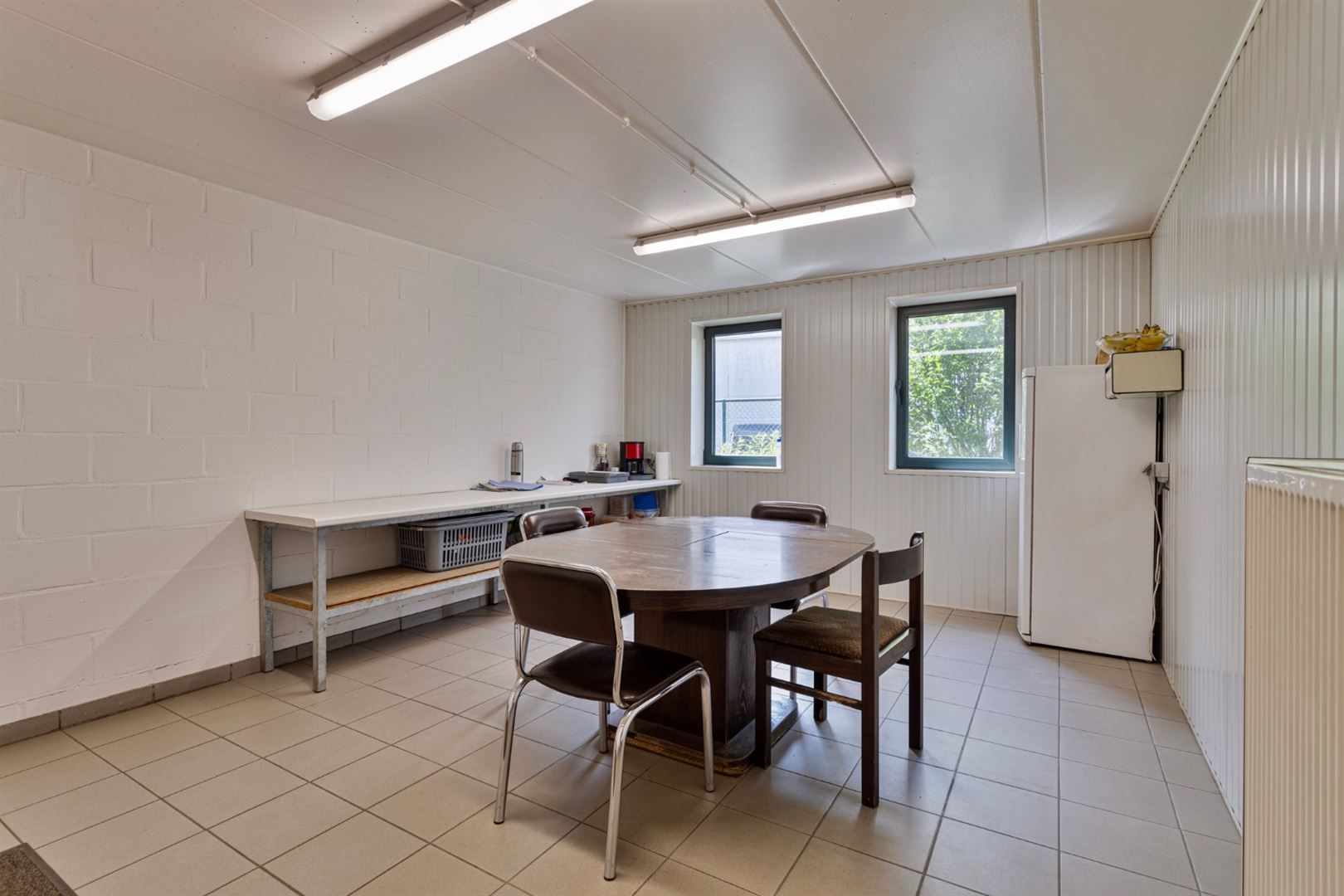 TE HUUR: modern industriegebouw (+/- 949m²) op een ruim perceel! foto 14