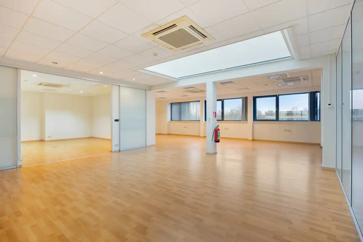 Kantoren te huur in het industriepark te Haasrode/Heverlee met parking - opp. 626 m² (totaal)  foto {{pictureIndex}}