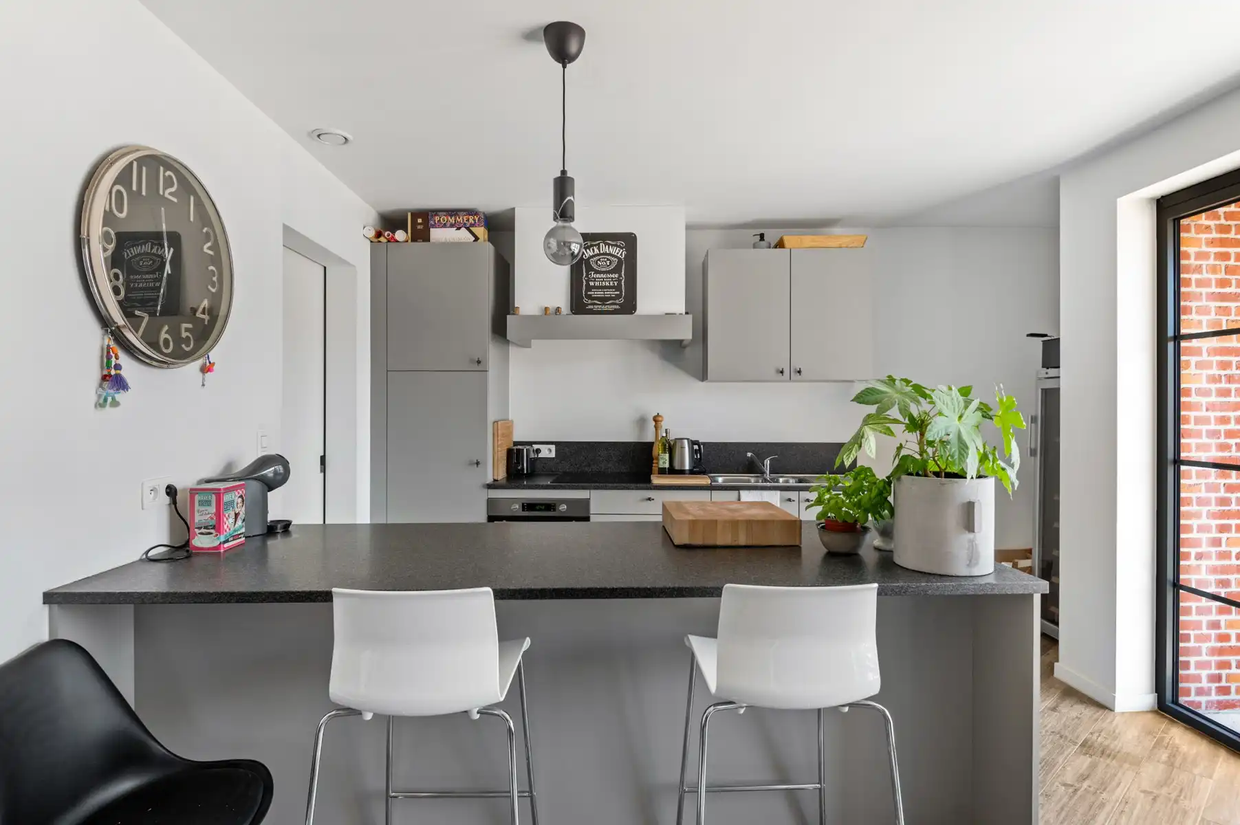 Gezellig en lichtrijk hoekappartement met 2 slaapkamers, 2 terrassen, autostaanplaats en kelder in hartje ’s-Gravenwezel foto 6
