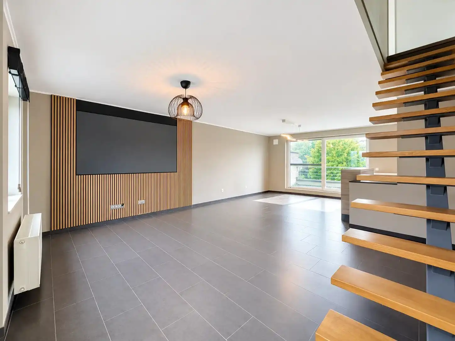 Zeer ruim duplex appartement met mogelijk 4 slaapkamers, ruim terras en garage vlakbij het centrum. foto 5
