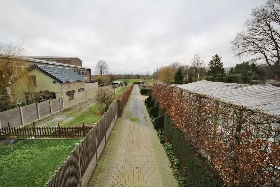 Zeer ruime woning net buiten het stadscentrum! foto 17