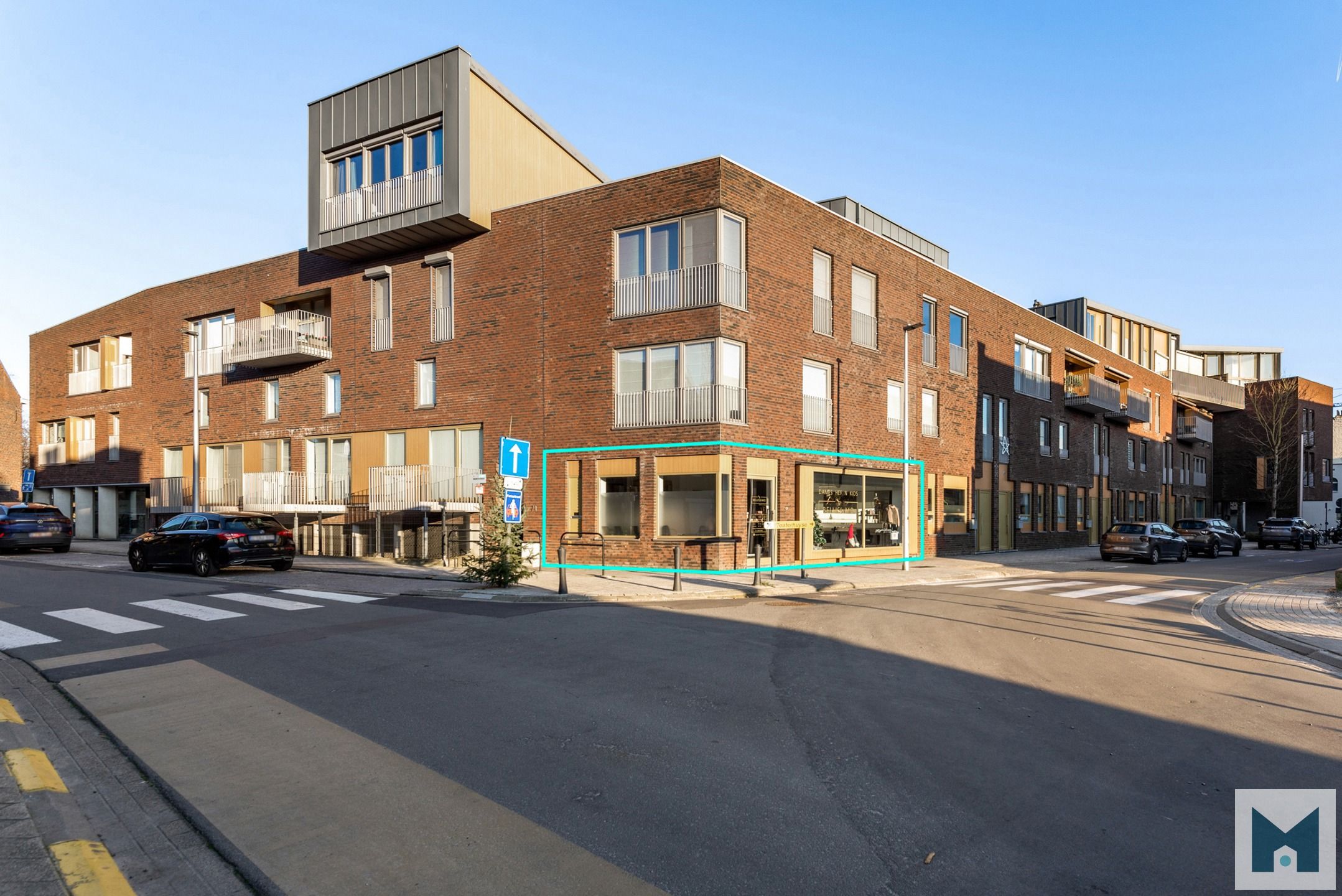 Lichtrijk handelspand in centrum Opwijk! foto {{pictureIndex}}