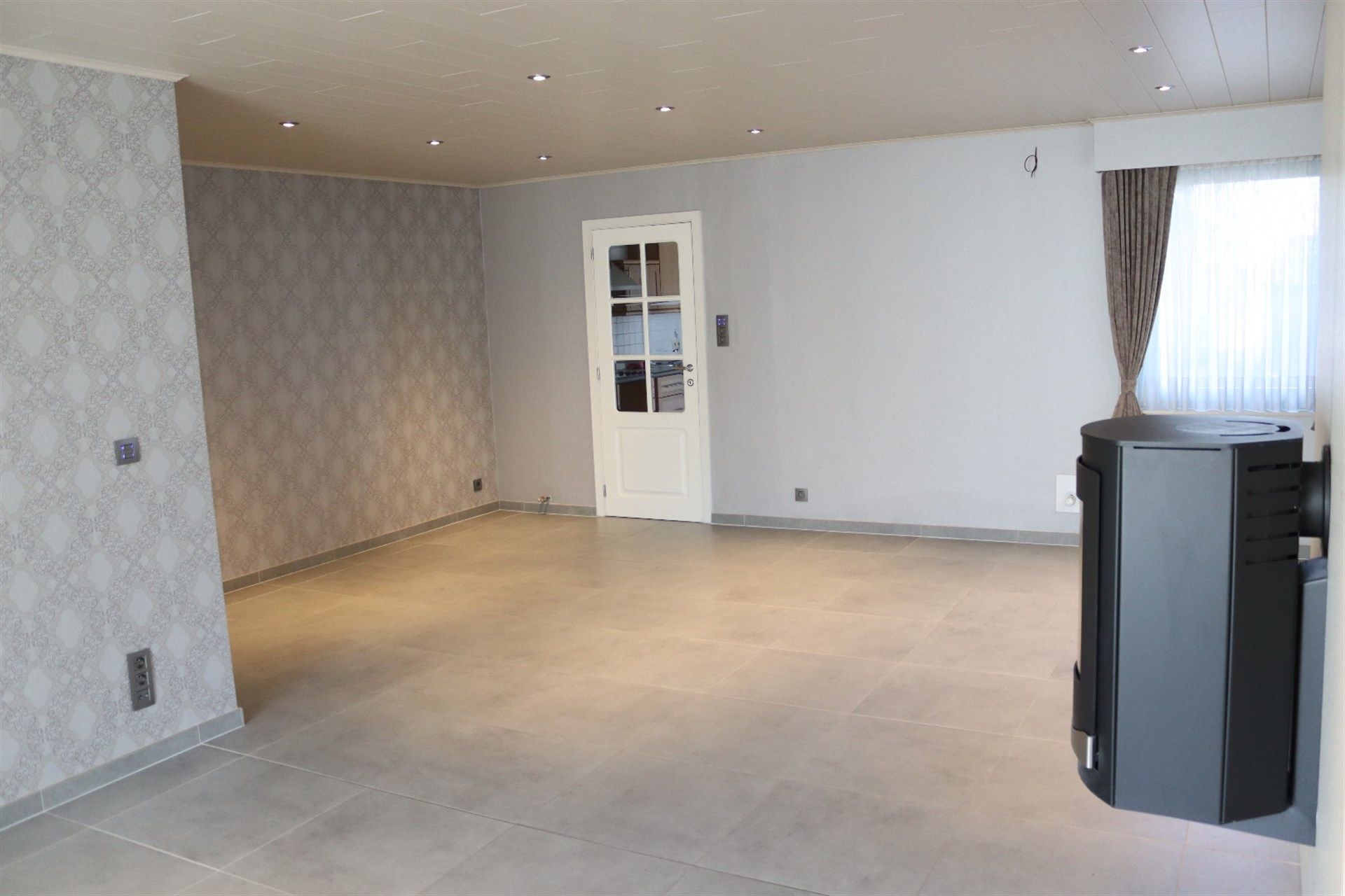 Gunstig gelegen halfopen woning met grote garage en tuin. foto 2