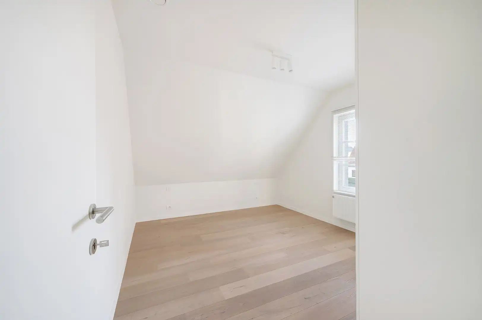 Ruime woning met vier slaapkamers en een grote tuin, gelegen in een rustige en aangename omgeving. foto 25