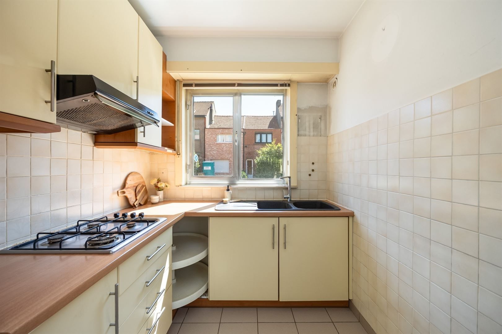Halfopen gelijkvloers appartement met garage foto 5