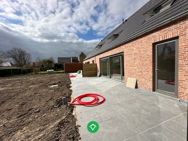 Halfopen nieuwbouwwoning met drie slaapkamers en carport in Moere foto 11
