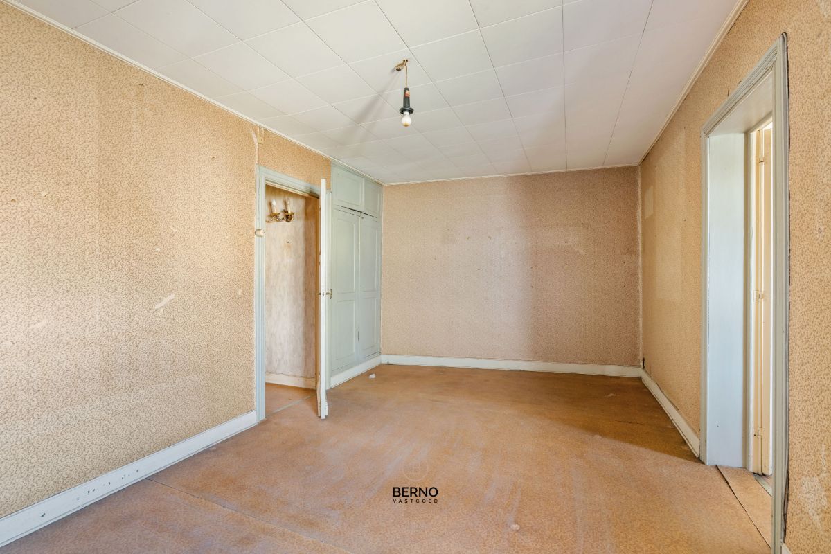 Te renoveren, ruime rijwoning met tuin en garageboxen foto 15