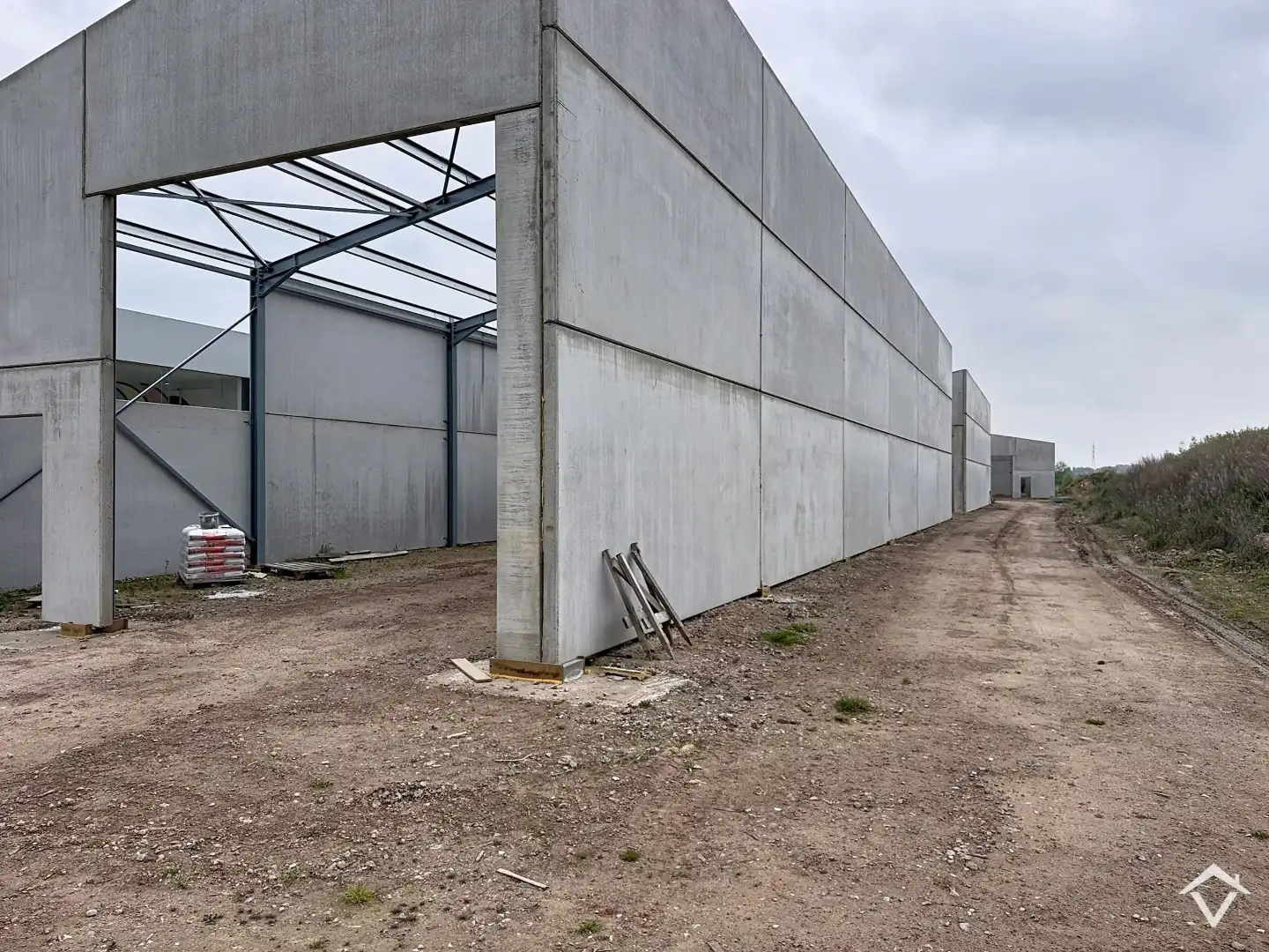 Loods NR A te koop – 180 m² KMO-zone Ardopoort te Roeselare foto {{pictureIndex}}
