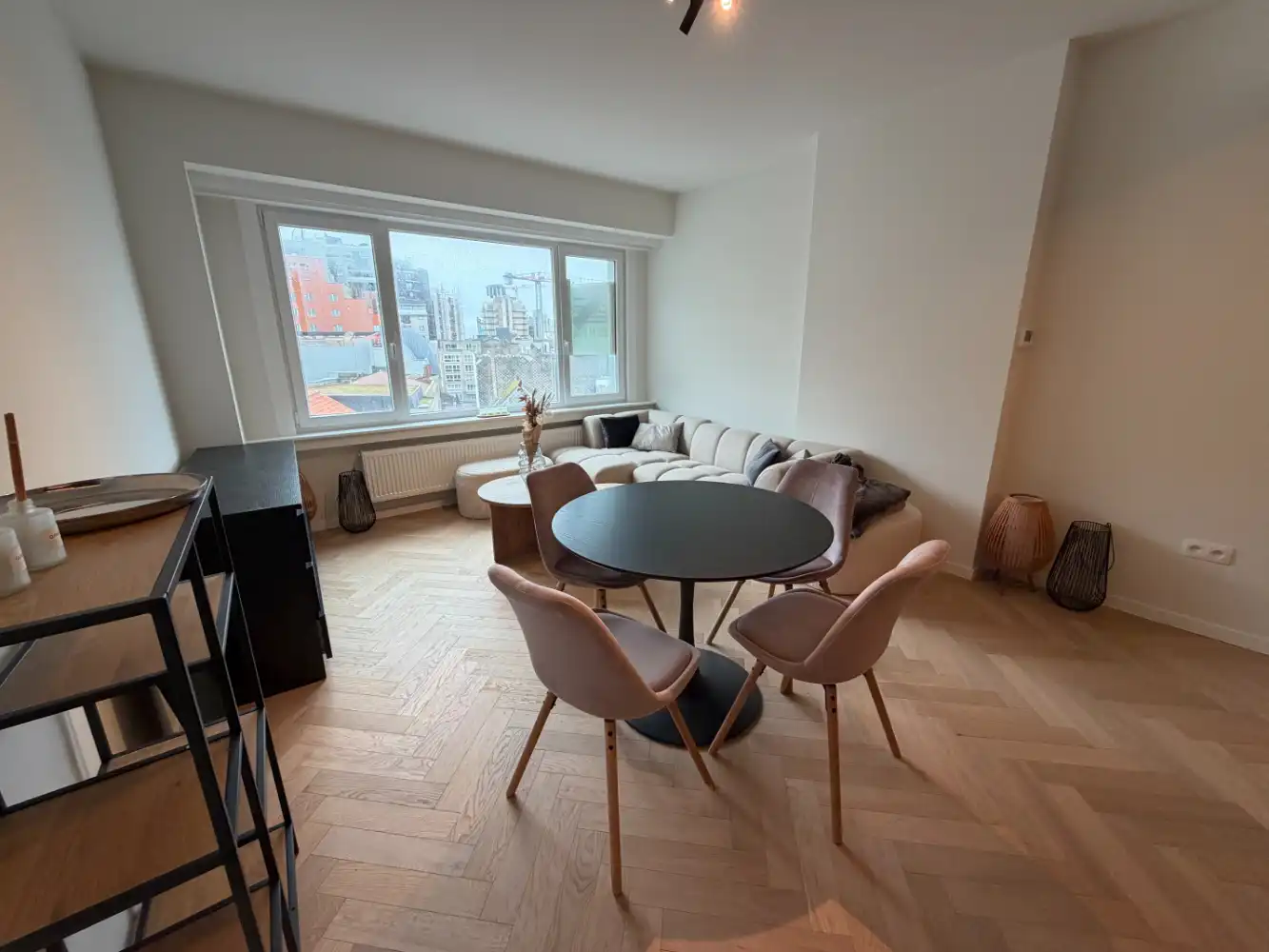 Volledig gerenoveerd appartement met twee slaapkamers. Dit instapklaar appartement wordt gemeubeld verhuurd. foto 3