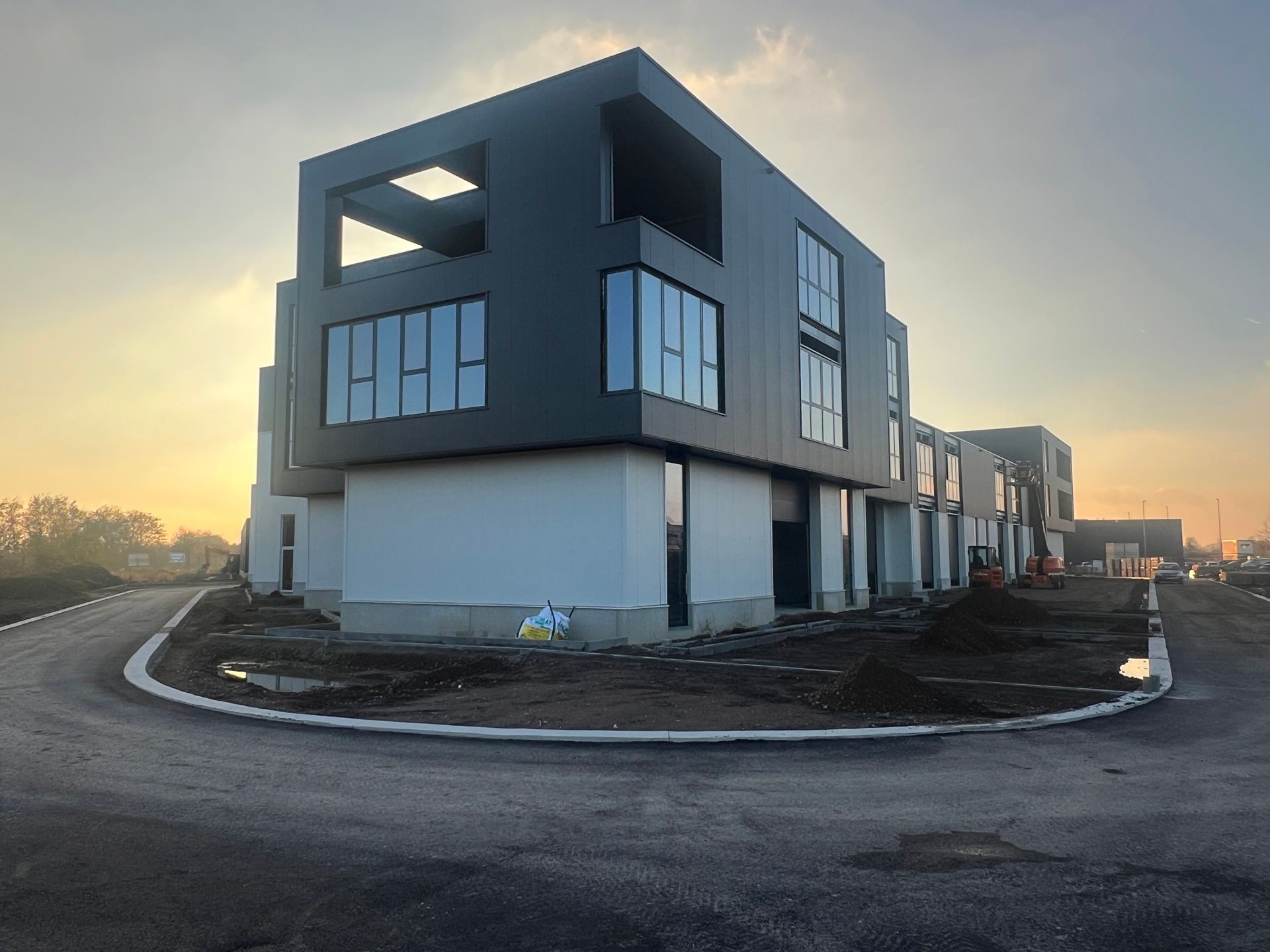 TE KOOP GENK: KMO-unit | kantoren | woonst - Kompellaan foto {{pictureIndex}}