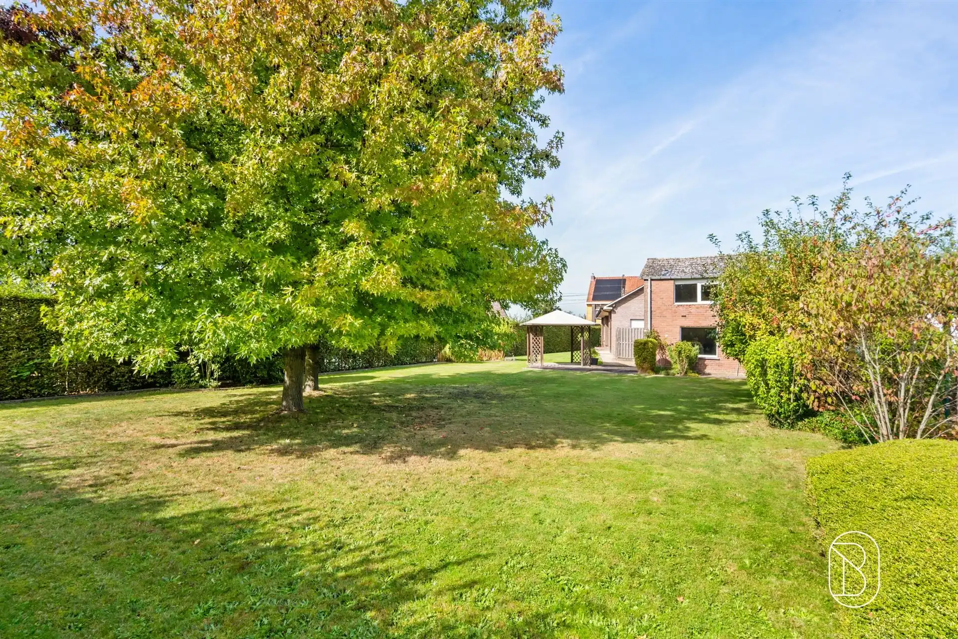 Ruime bungalow met 3 slpk, garage en tuin in Berchem foto 2