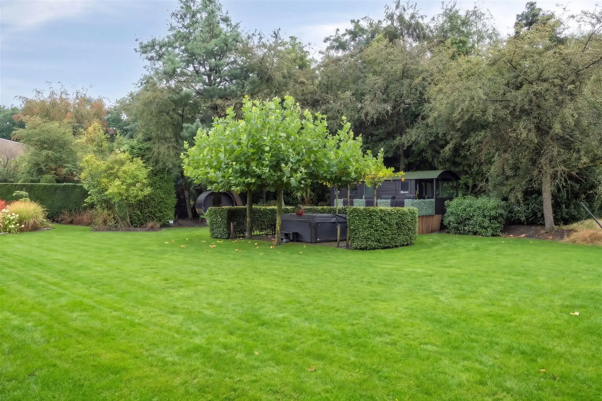 Knappe duo-villa op 8.843 m² in villawijk aan NL-grens. foto 68